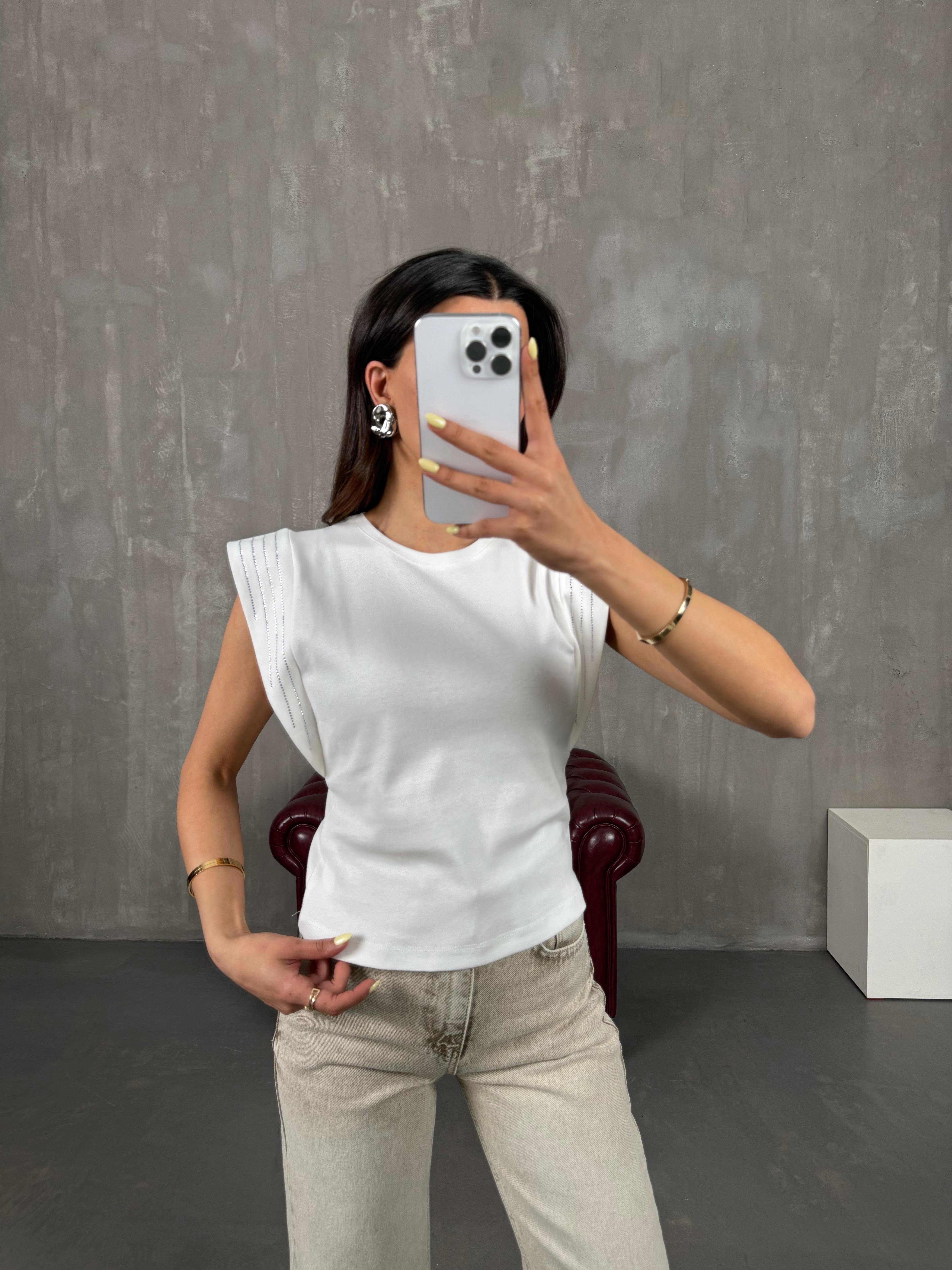 تيشيرت بيسيك لون أبيض بأكمام مزيّنة بحجارة Gaus00111