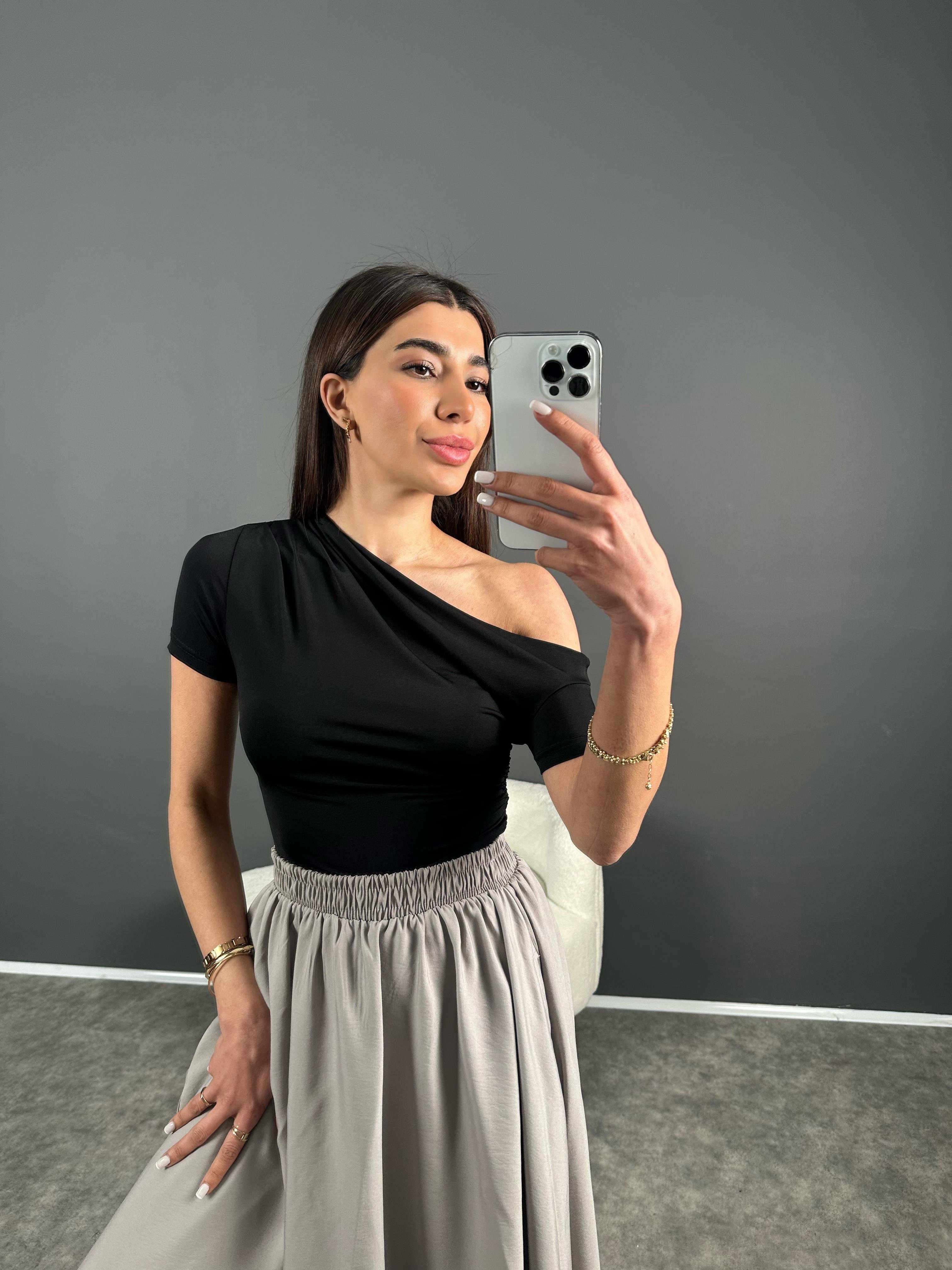 Siyah Degaje Omuz Düşük Bluz