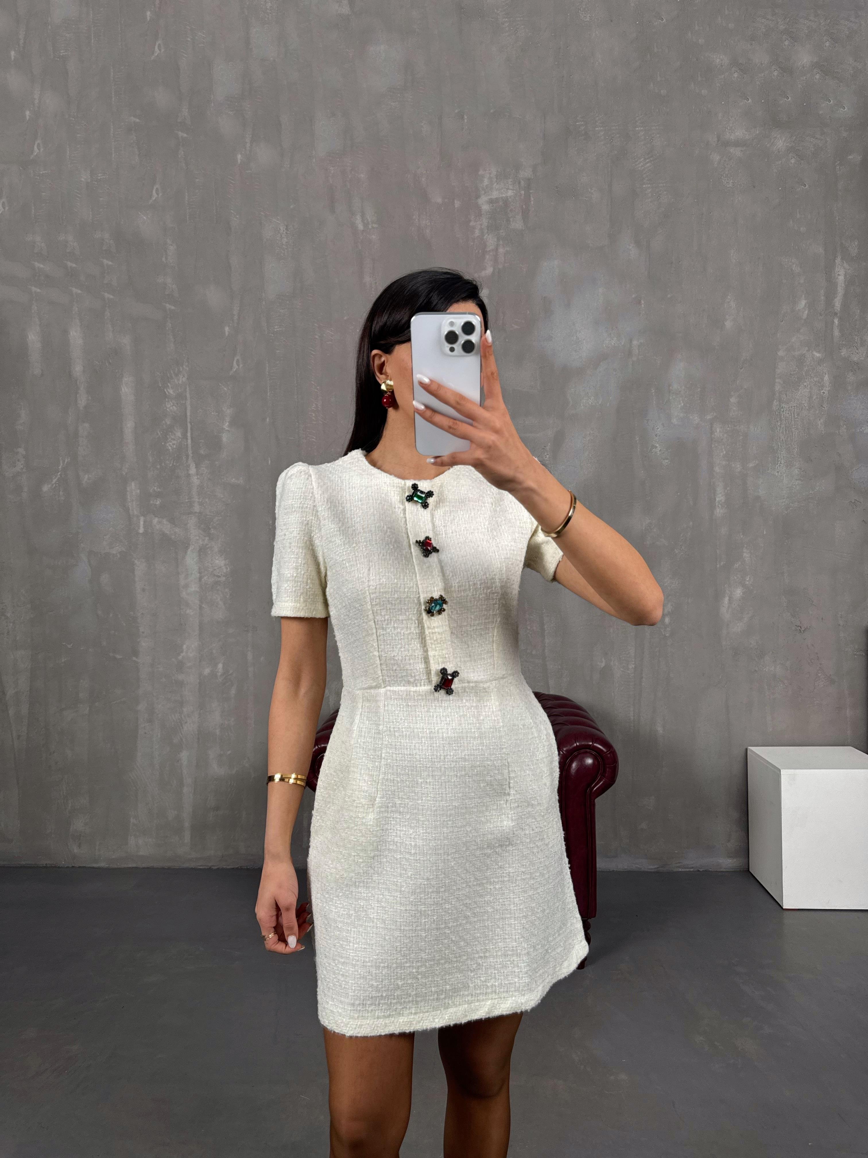 ديرسا فستان تويد مُعادل لون كريمي بأزرار حجرية