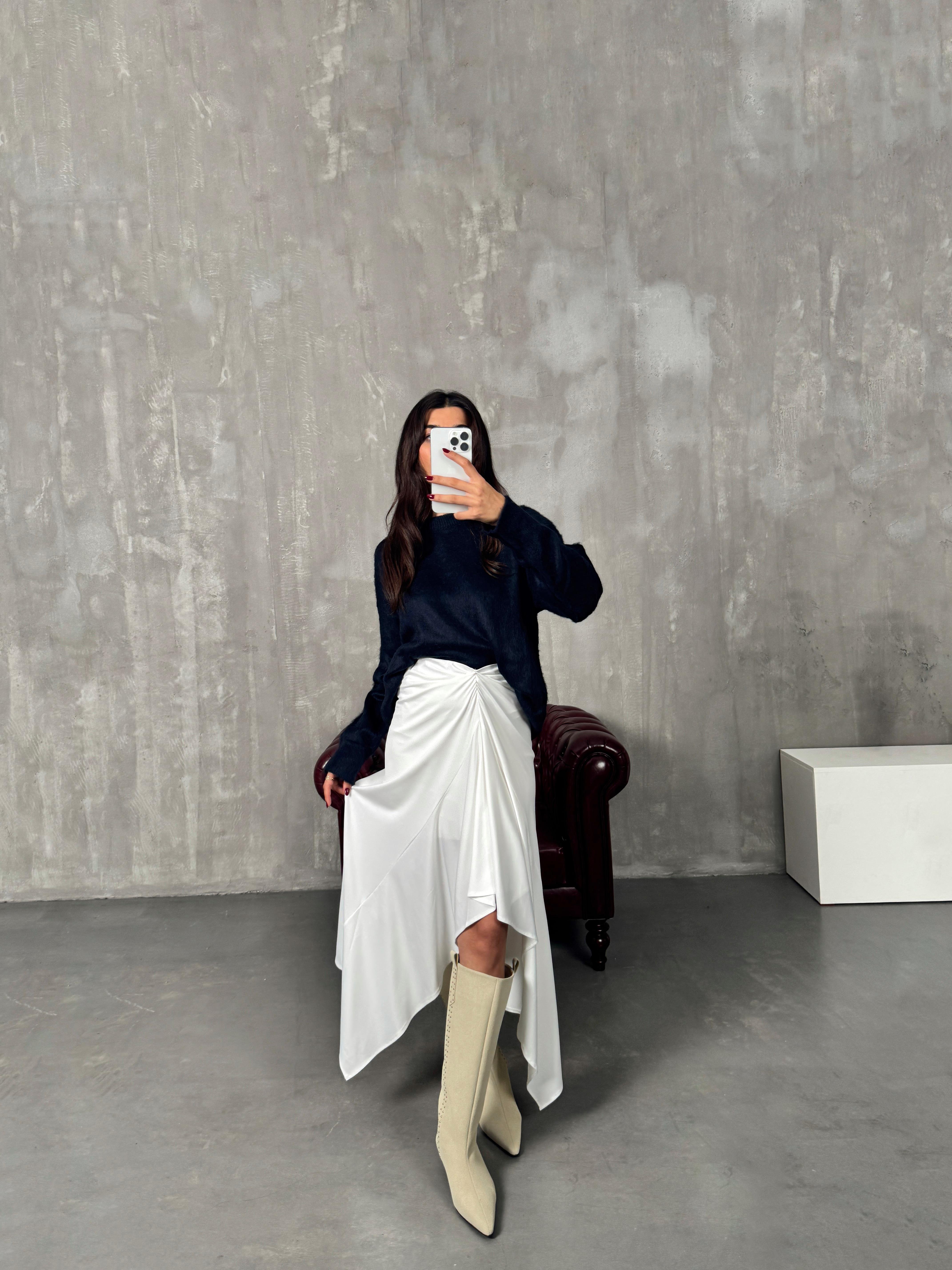 زاري تنورة مبطنة بتصميم أبيض