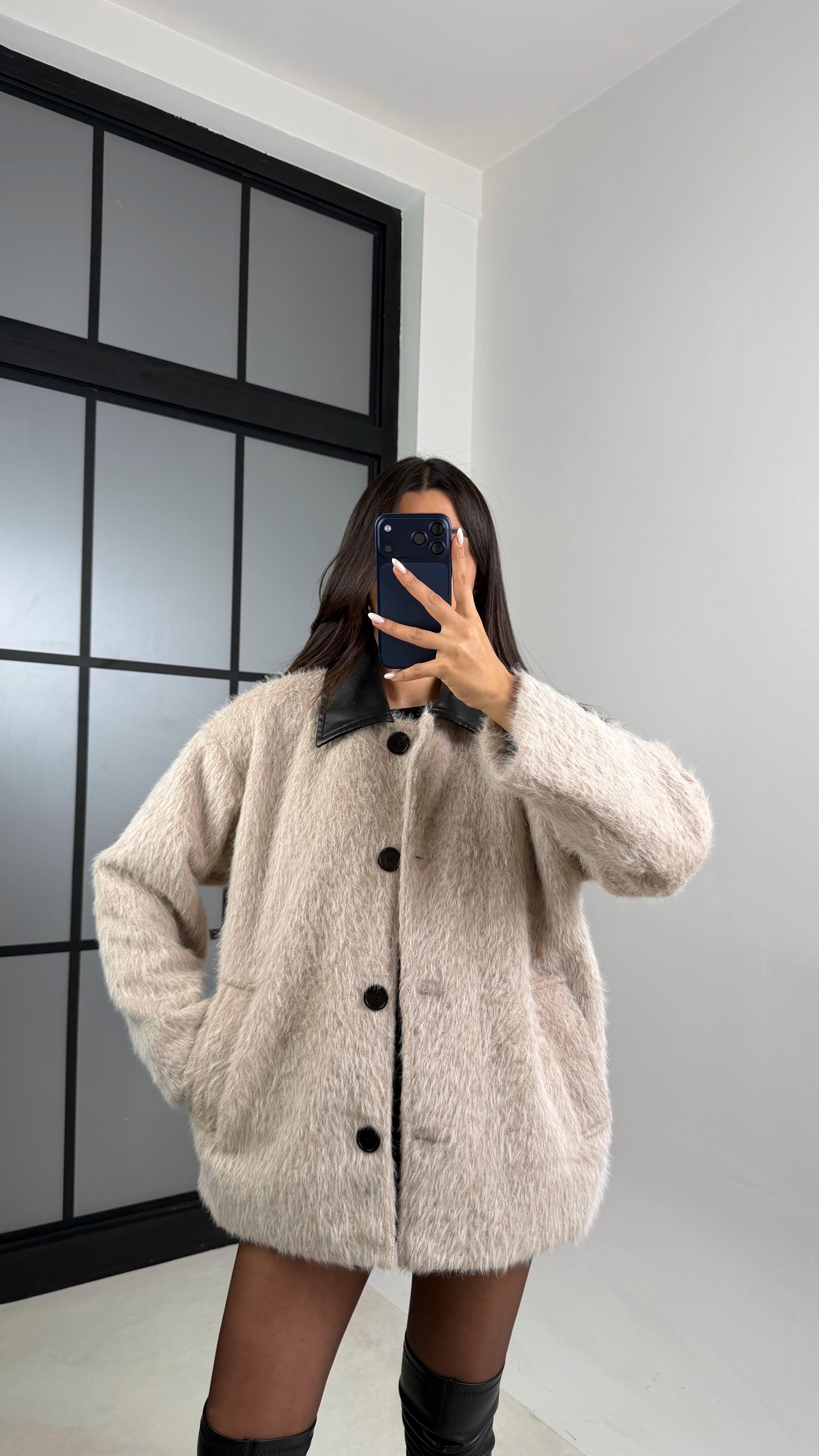 Ekru Deri Yaka Detaylı Astarlı Peluş Ceket GAUS-00595GAUS السترات  GAUS-00595