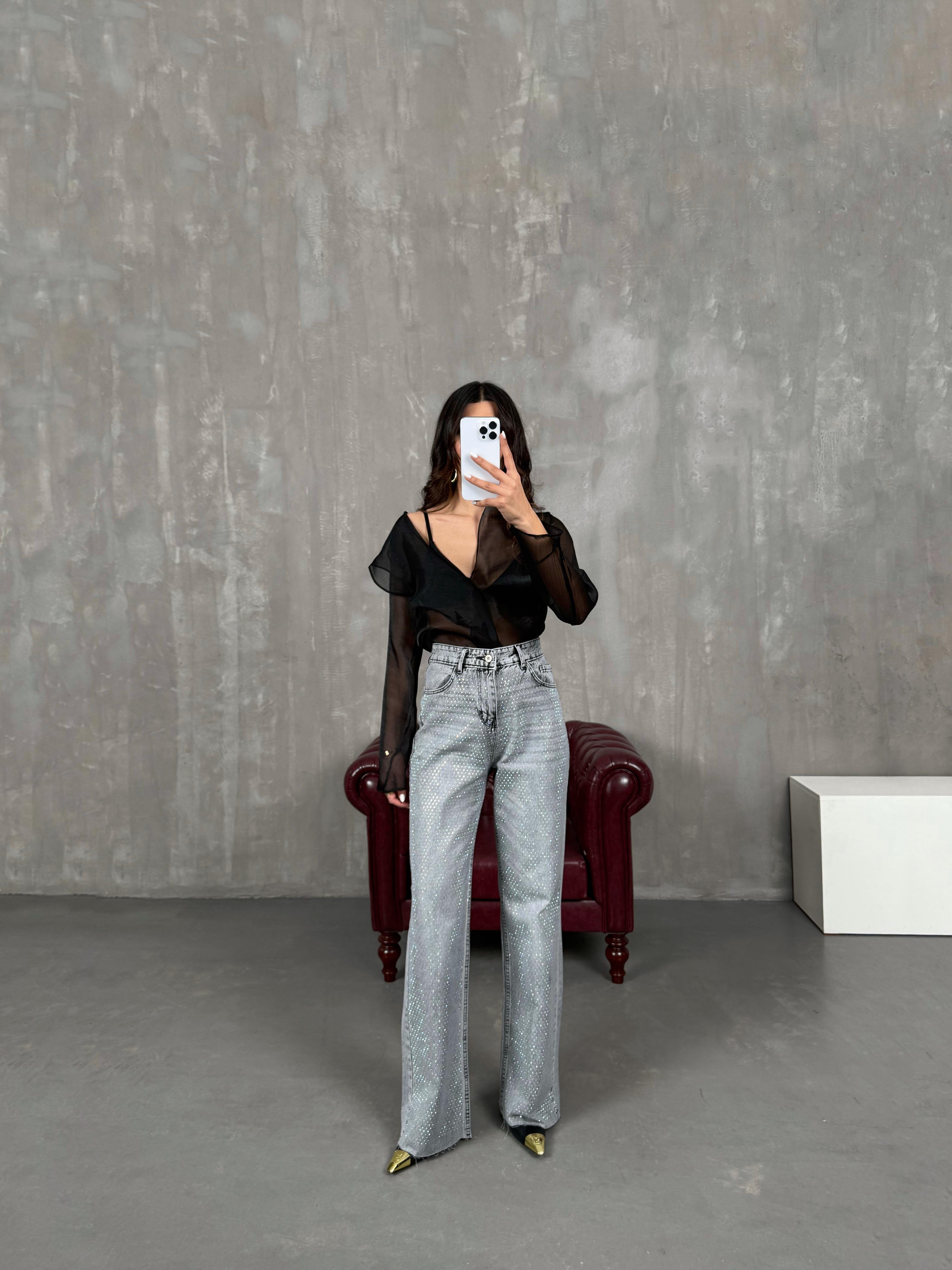 ريا جينز رمادي بساق مقصوصة مزيّن بحجارة