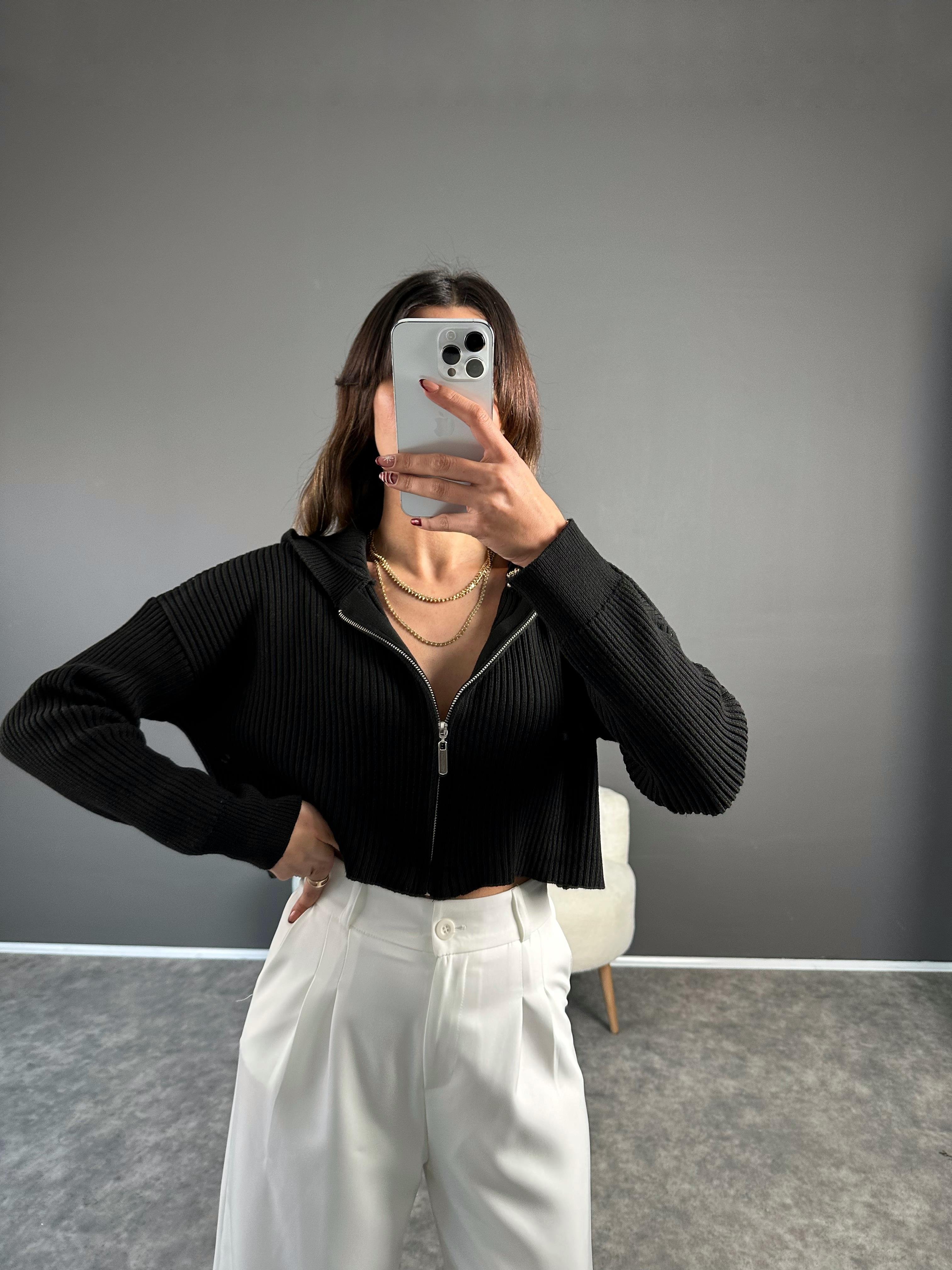 Siyah Fermuarlı Kapüşonlu Triko Ceket