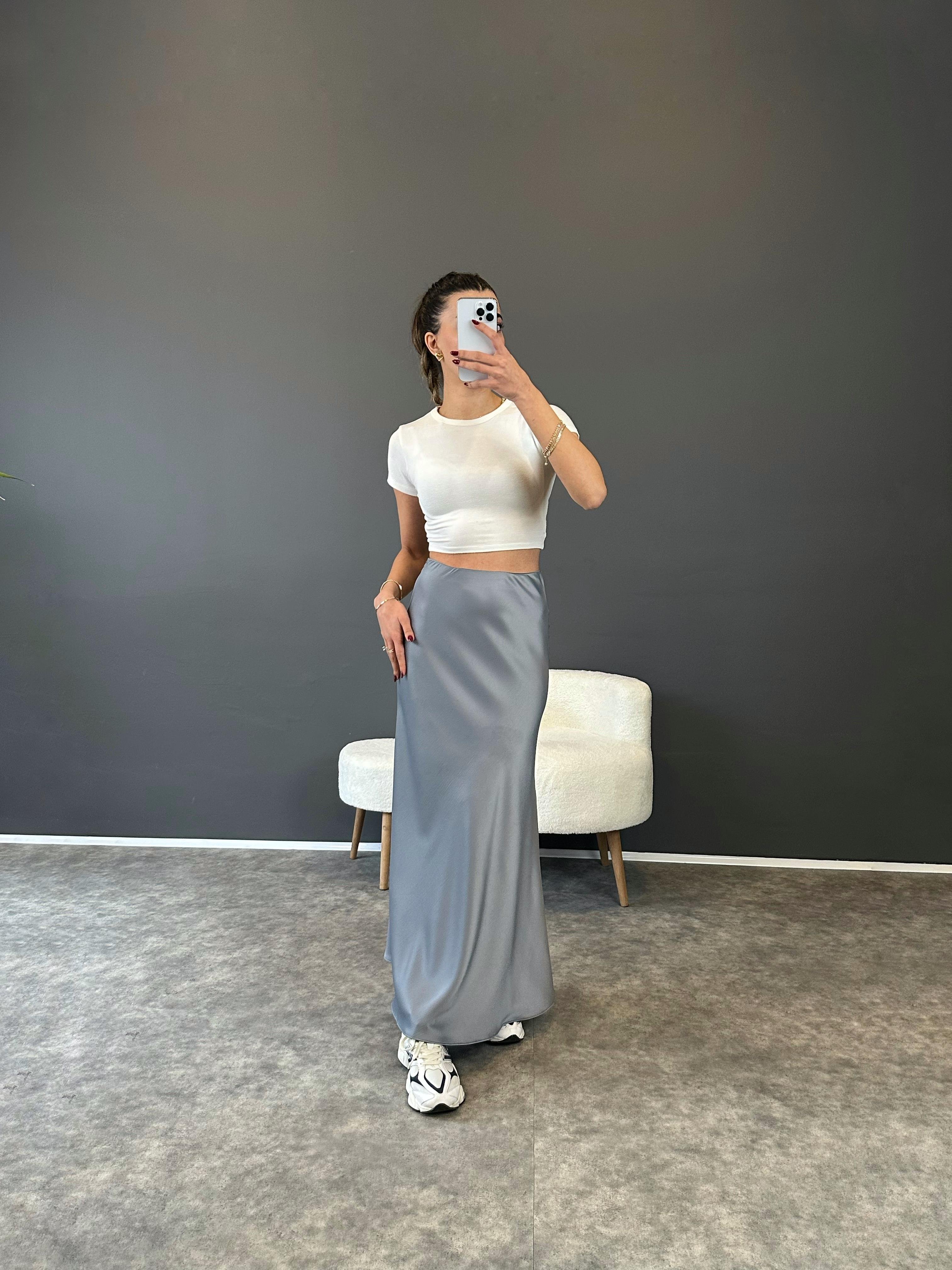 لوبين تنورة ماكسي ساتان طويلة الساتان رمادية