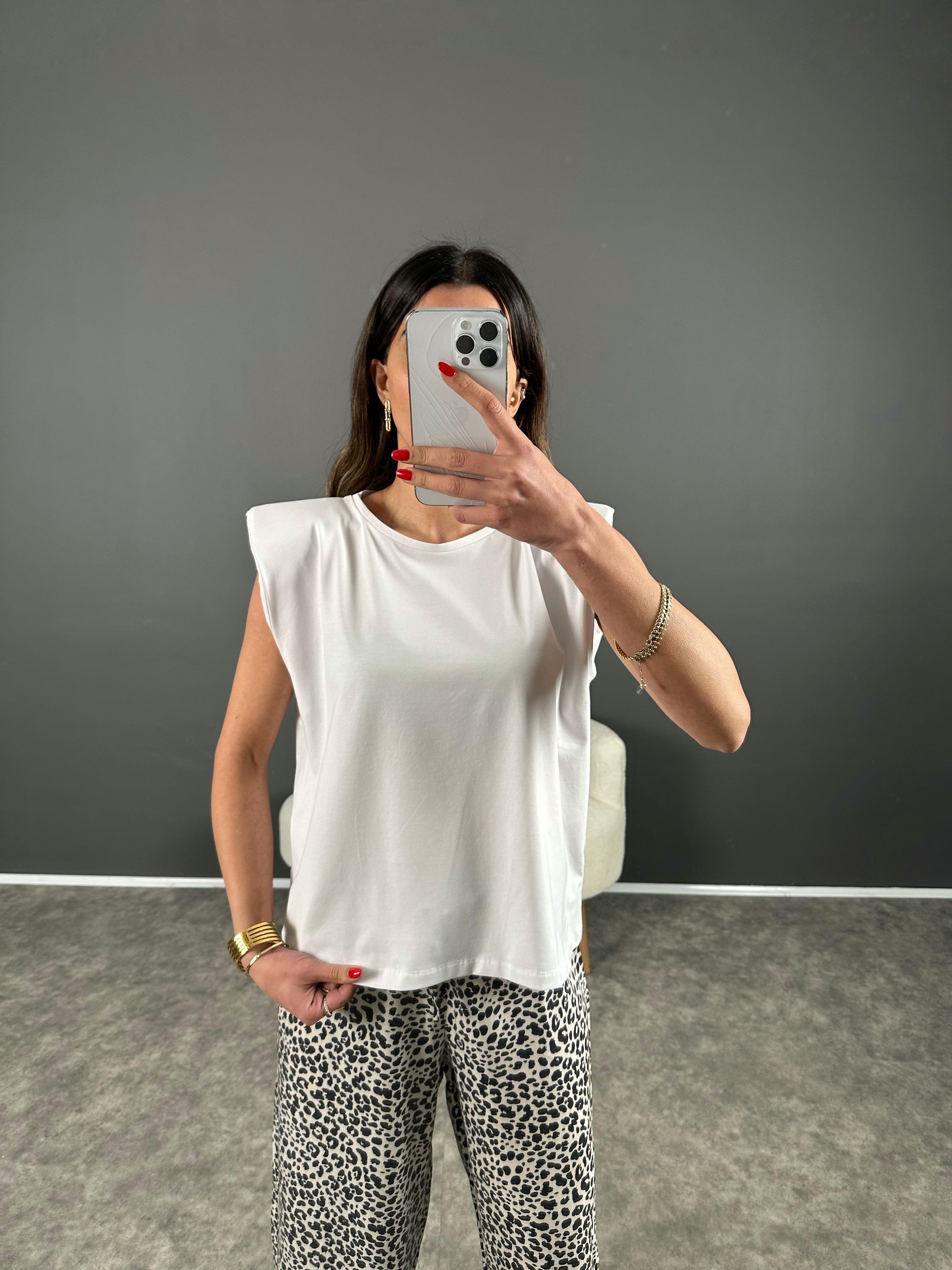 Vatkalı Beyaz Kısa Kol Tshirt