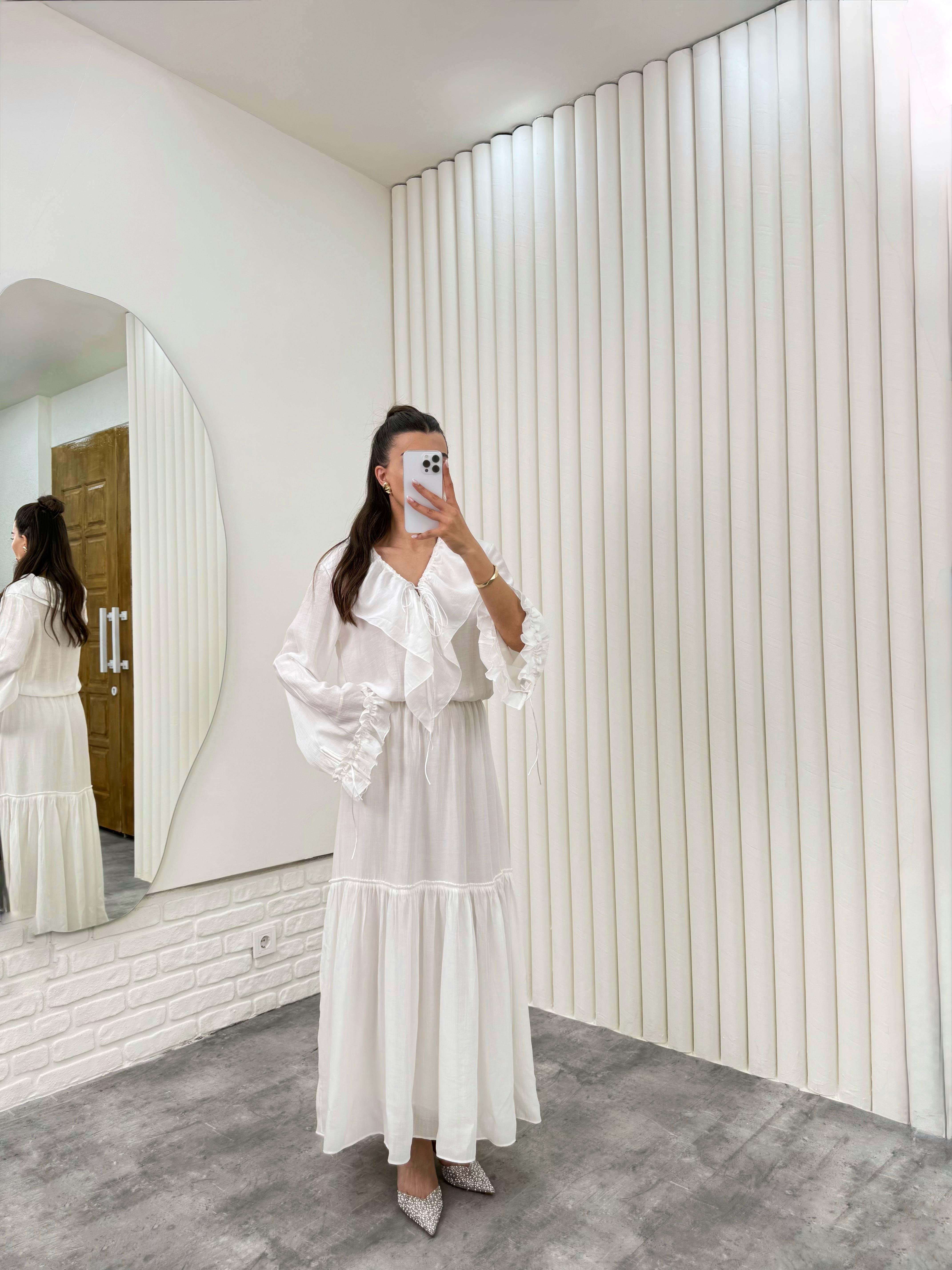 Beyaz V Yaka Önü Bağlamalı Beli Lastikli Kol Fırfırlı Elbise Gaus00303GausELBİSEGU1001696