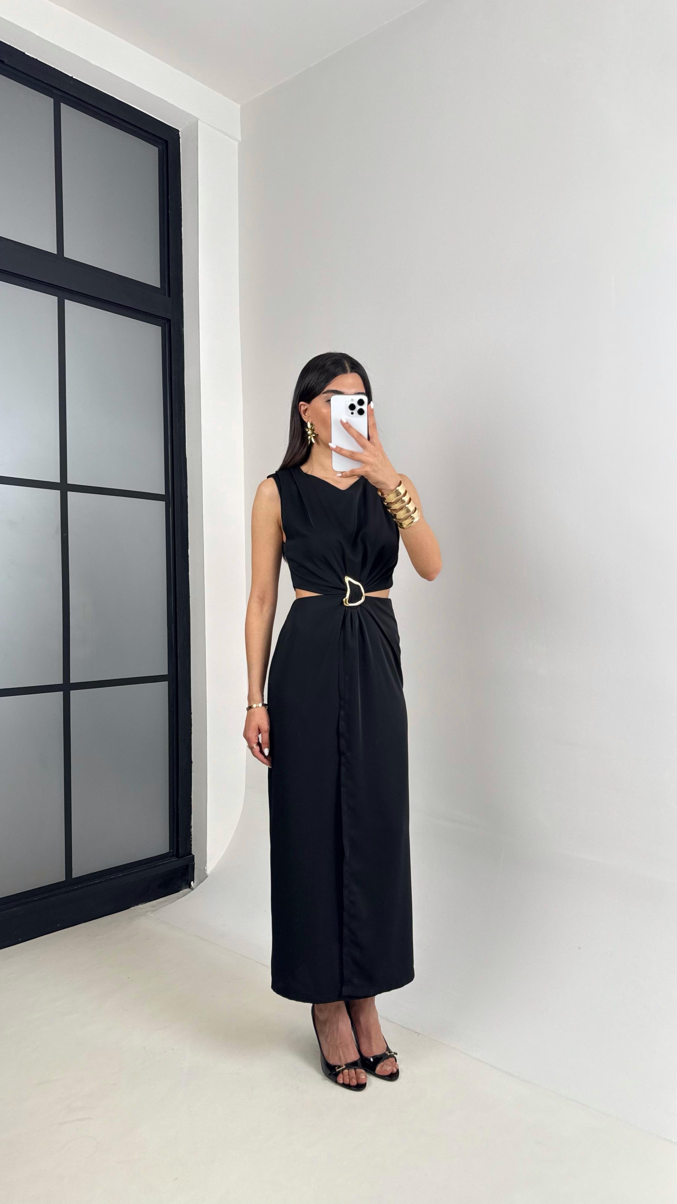 Siyah Yan Dekolteli Gold Toka Detaylı Yırtmaçlı Saten Elbise Gaus00434GausELBİSEGU1002008