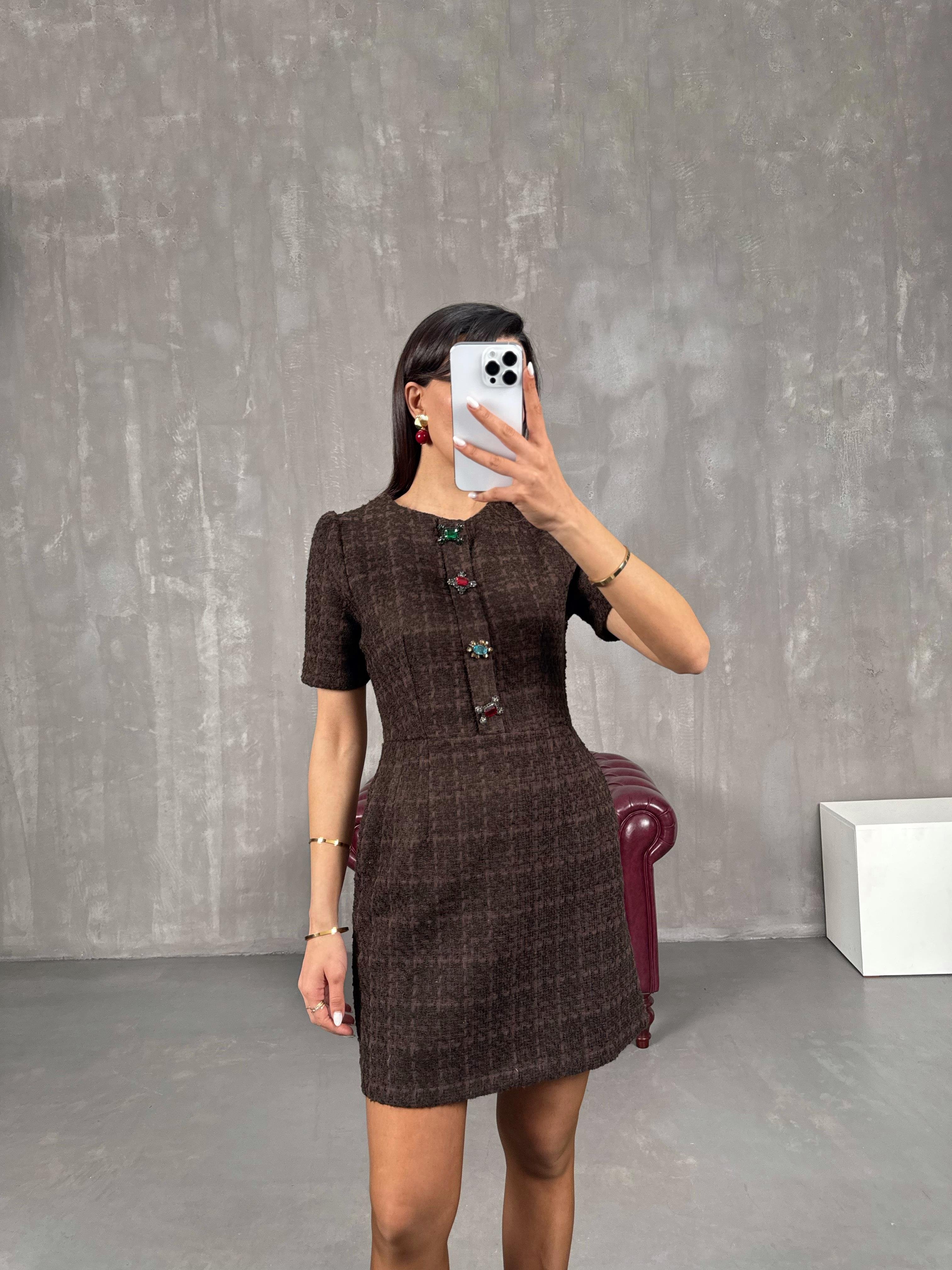 ديرسا فستان تويد مُعادل لون بني داكن بأزرار حجرية