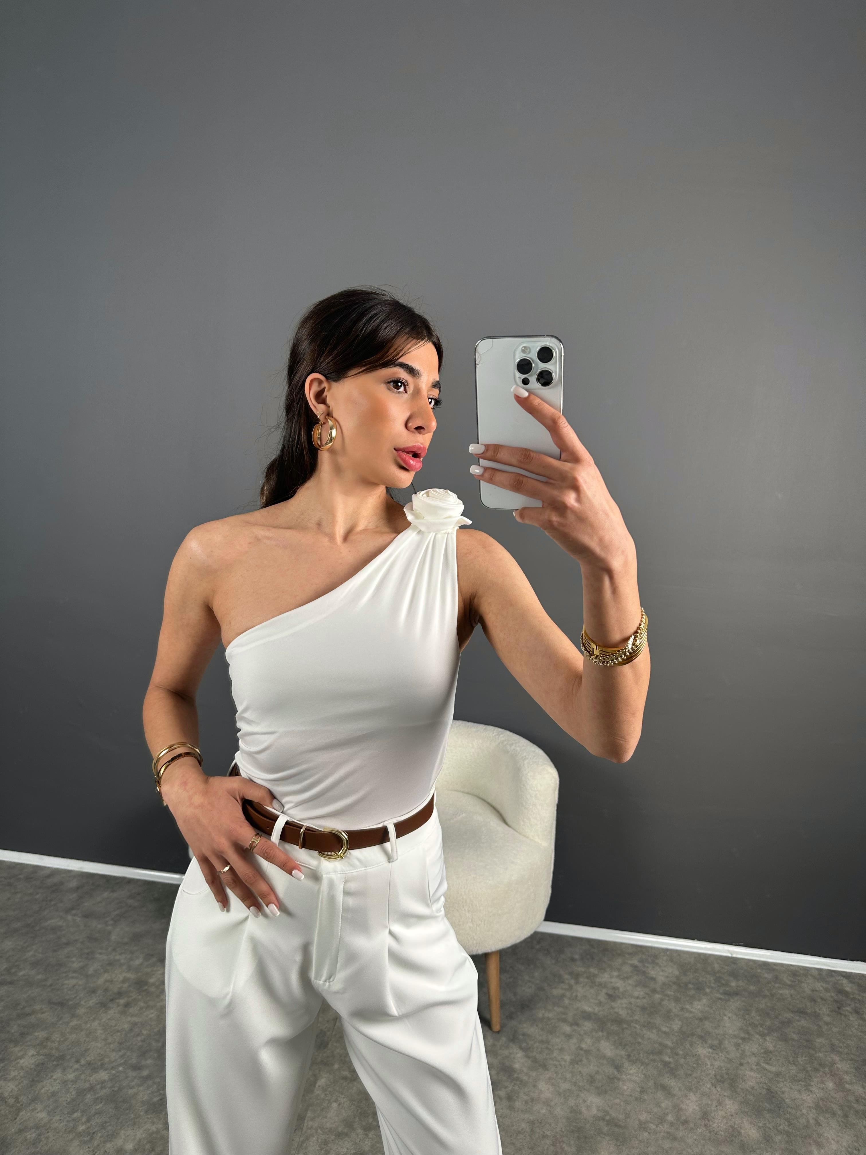 Beyaz Tek Omuz Gül Detaylı Bluz