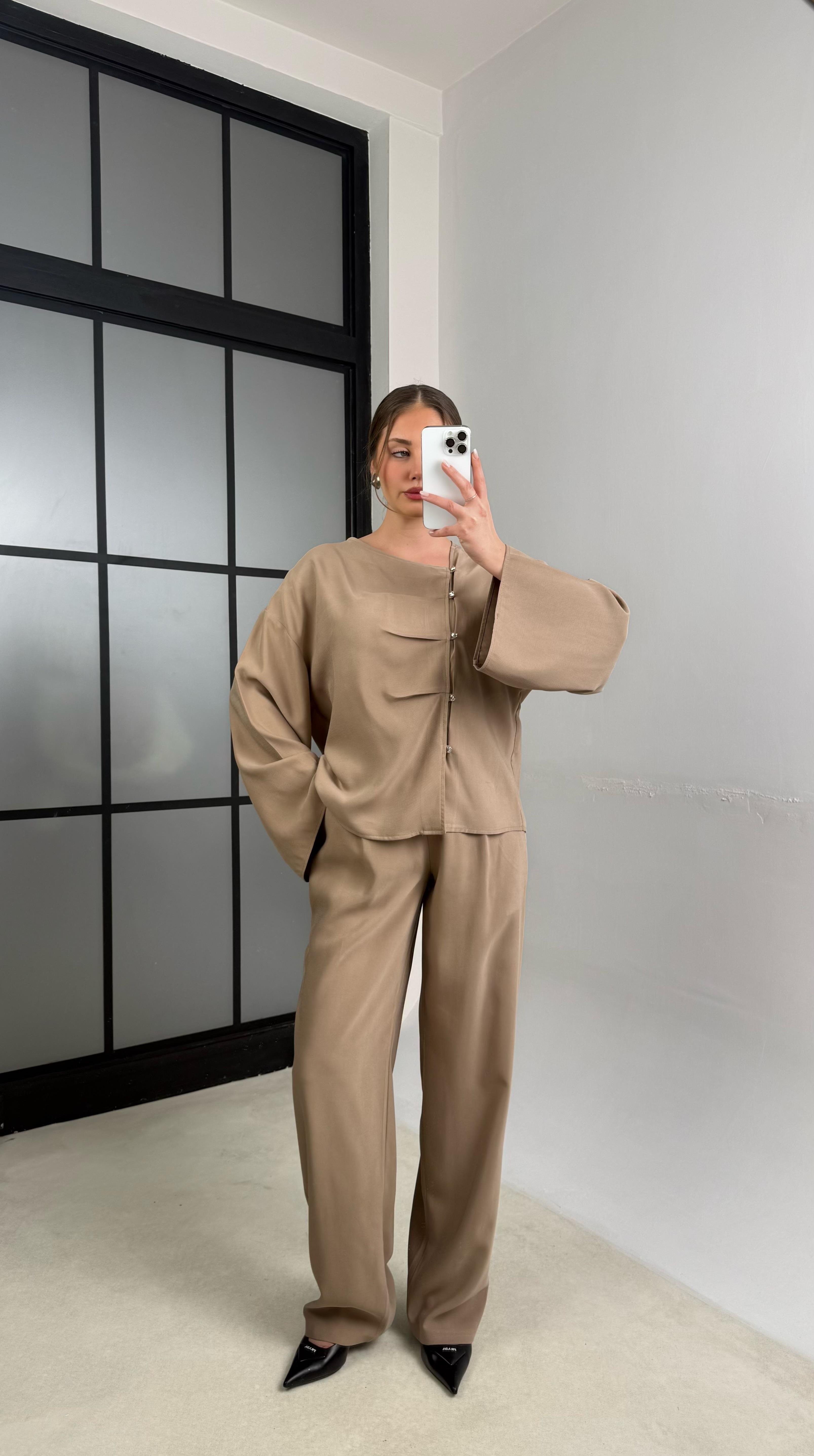 Camel Asimetrik Yaka Yan Düğme Detaylı Gömlek Beli Lastikli Pantolon Tensel Takım GAUS-01163GAUSTAKIMGAUS-01163