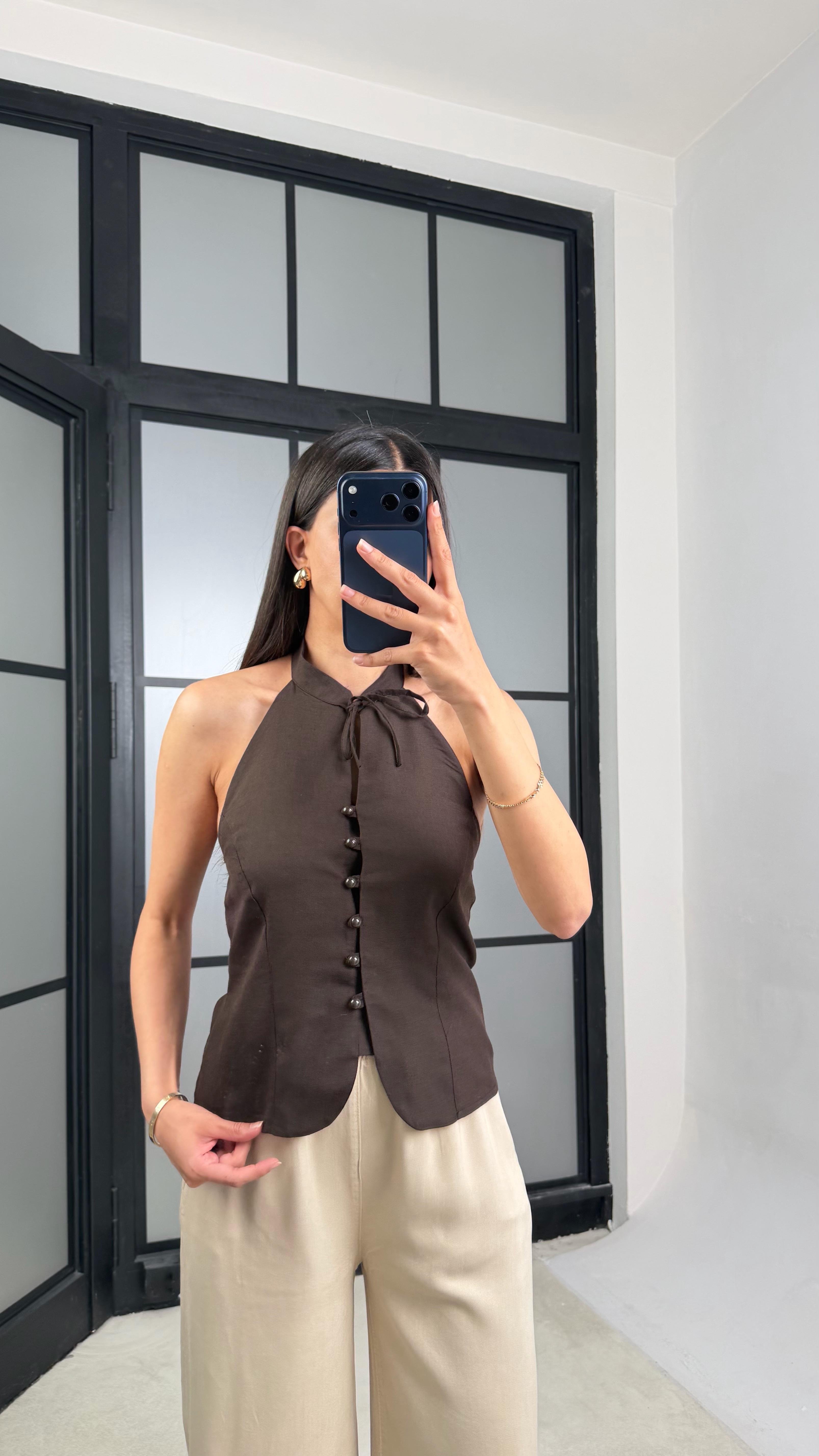 Acı Kahve Boyundan Bağlamalı Düğmeli Keten Bluz GAUS-01422GAUSBLUZGAUS-01422