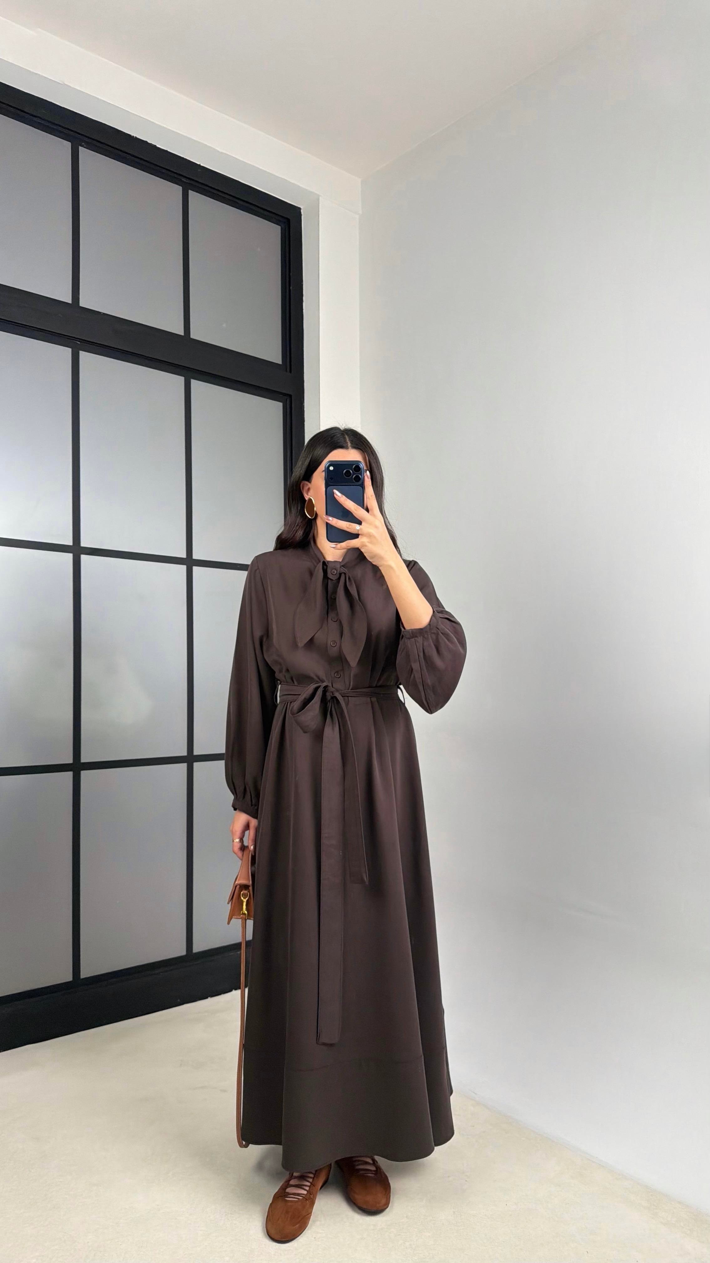 Acı Kahve Fular Detaylı Kuşaklı İthal Kumaş Maxi Boy Elbise GAUS-01155GAUSELBİSEGAUS-01155