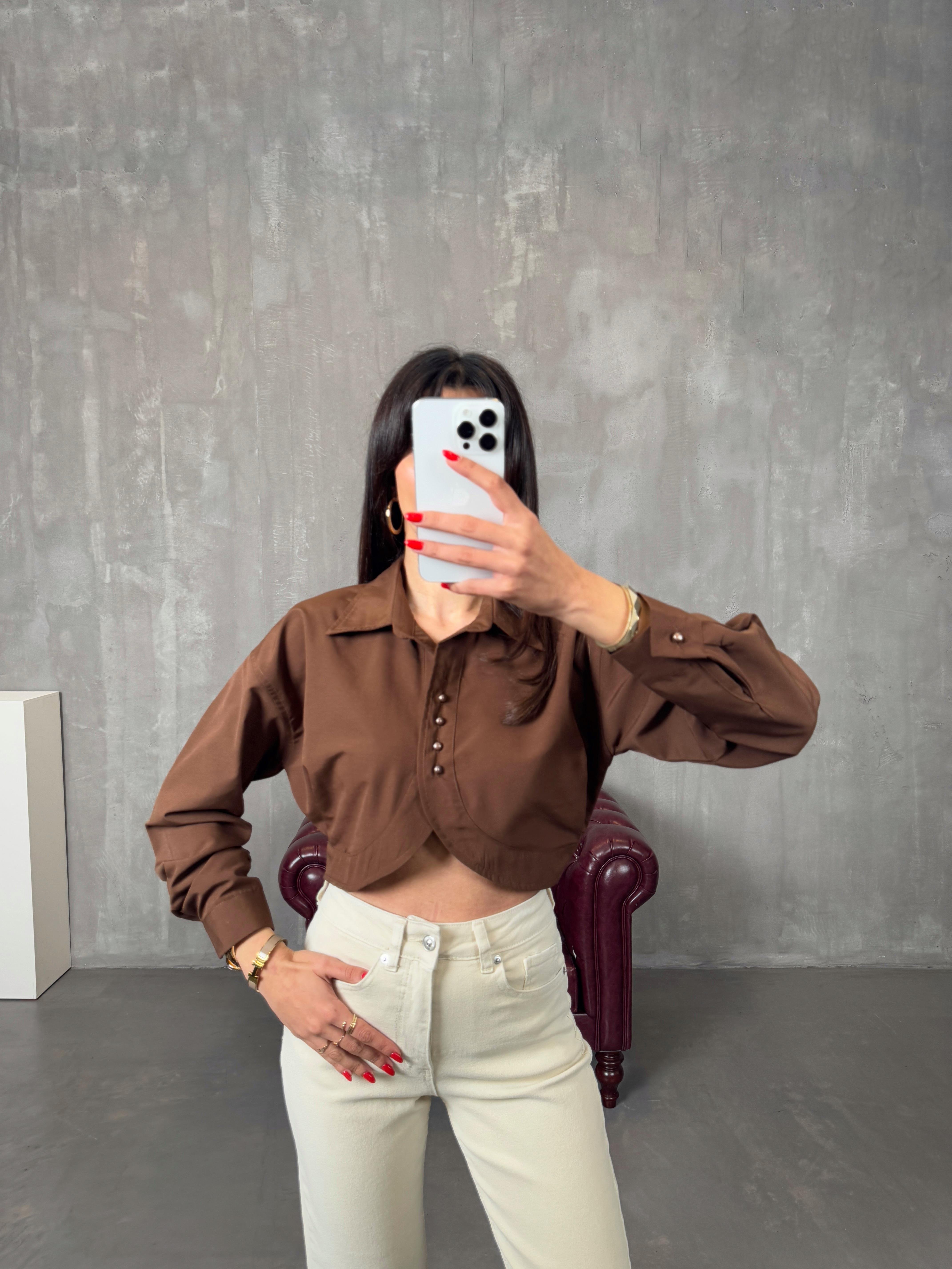 بويد قميص قصير تصميم بني بأزرار