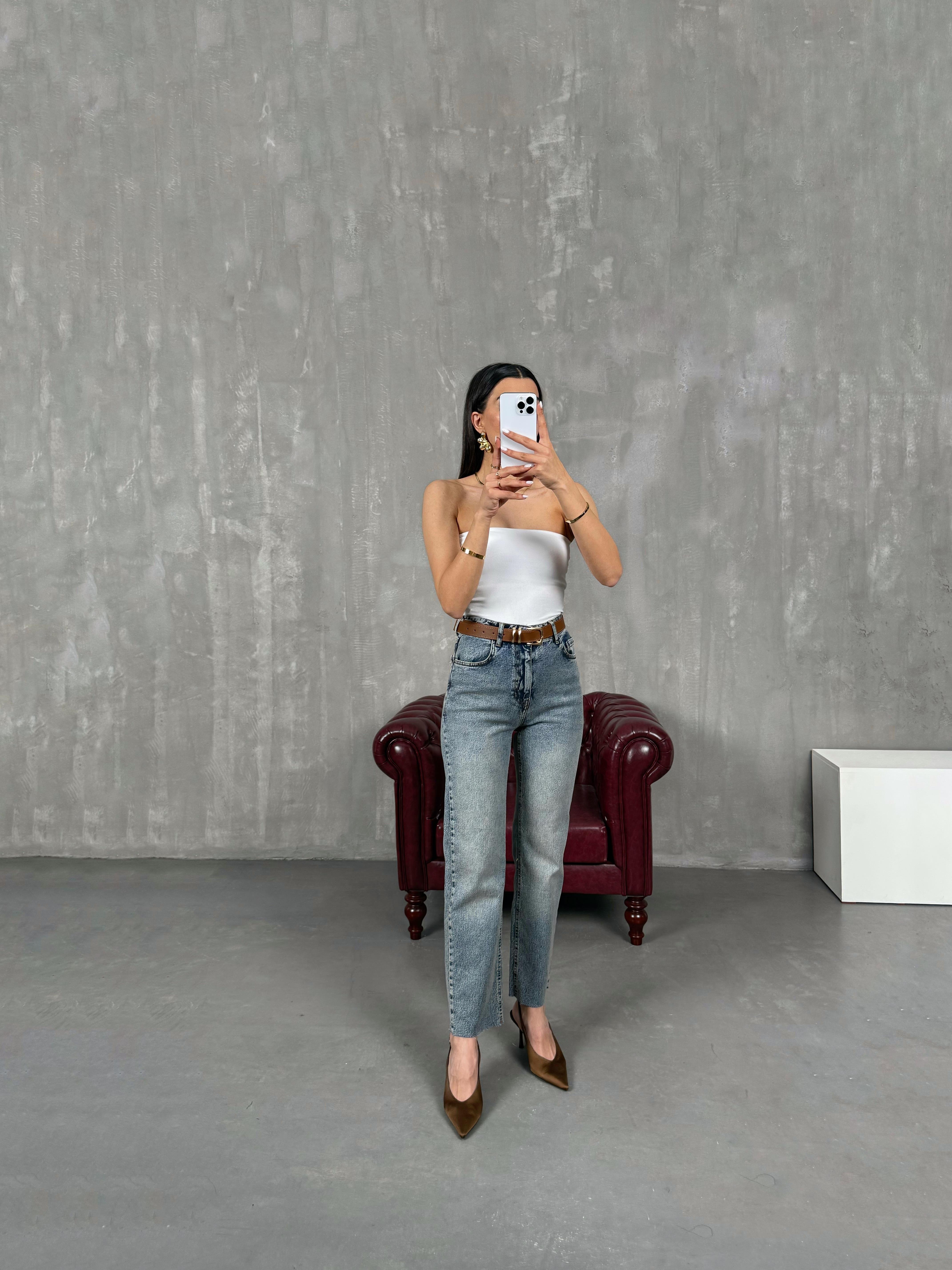 Eris Koyu Mavi Kemerli Kesik Paça Jean