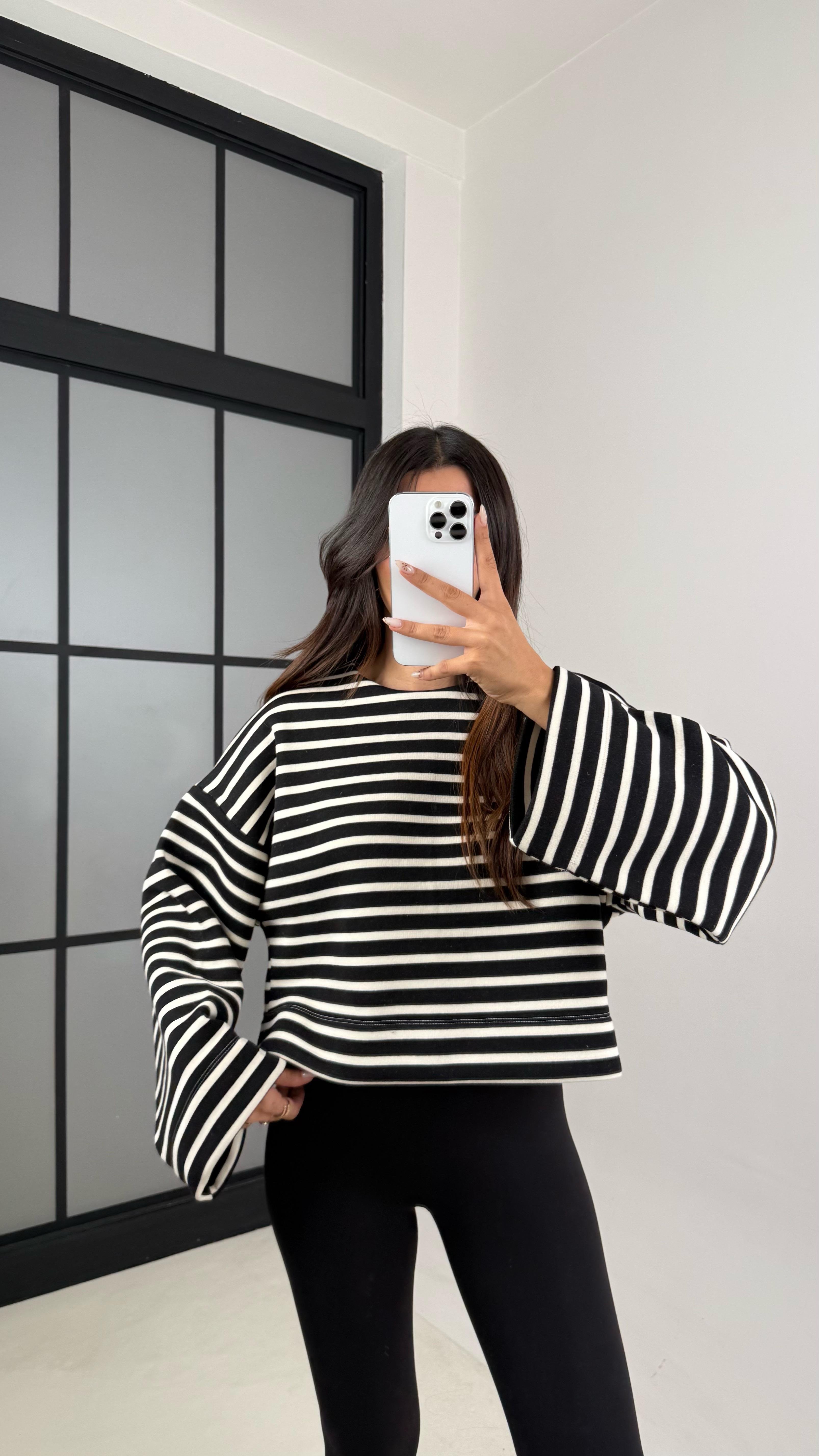 Siyah Çizgili Şardonlu Crop Kazak GAUS-00132GAUS الكنزات GAUS-00132