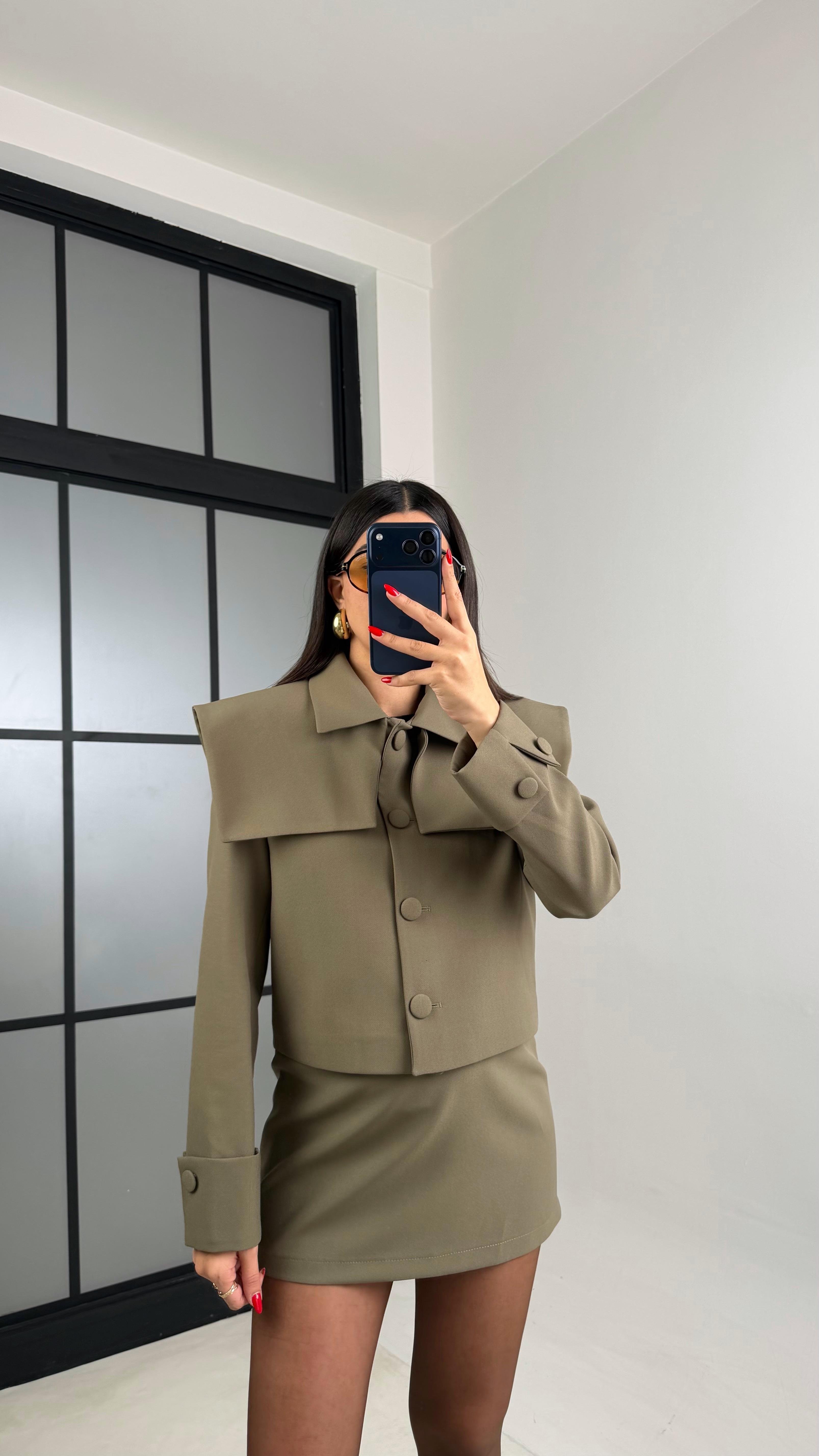 Haki Astarlı Düğme Detaylı Kare Yaka Ceket Etek Premium Kumaş Takım GAUS-00975GAUSTAKIMGAUS-00975