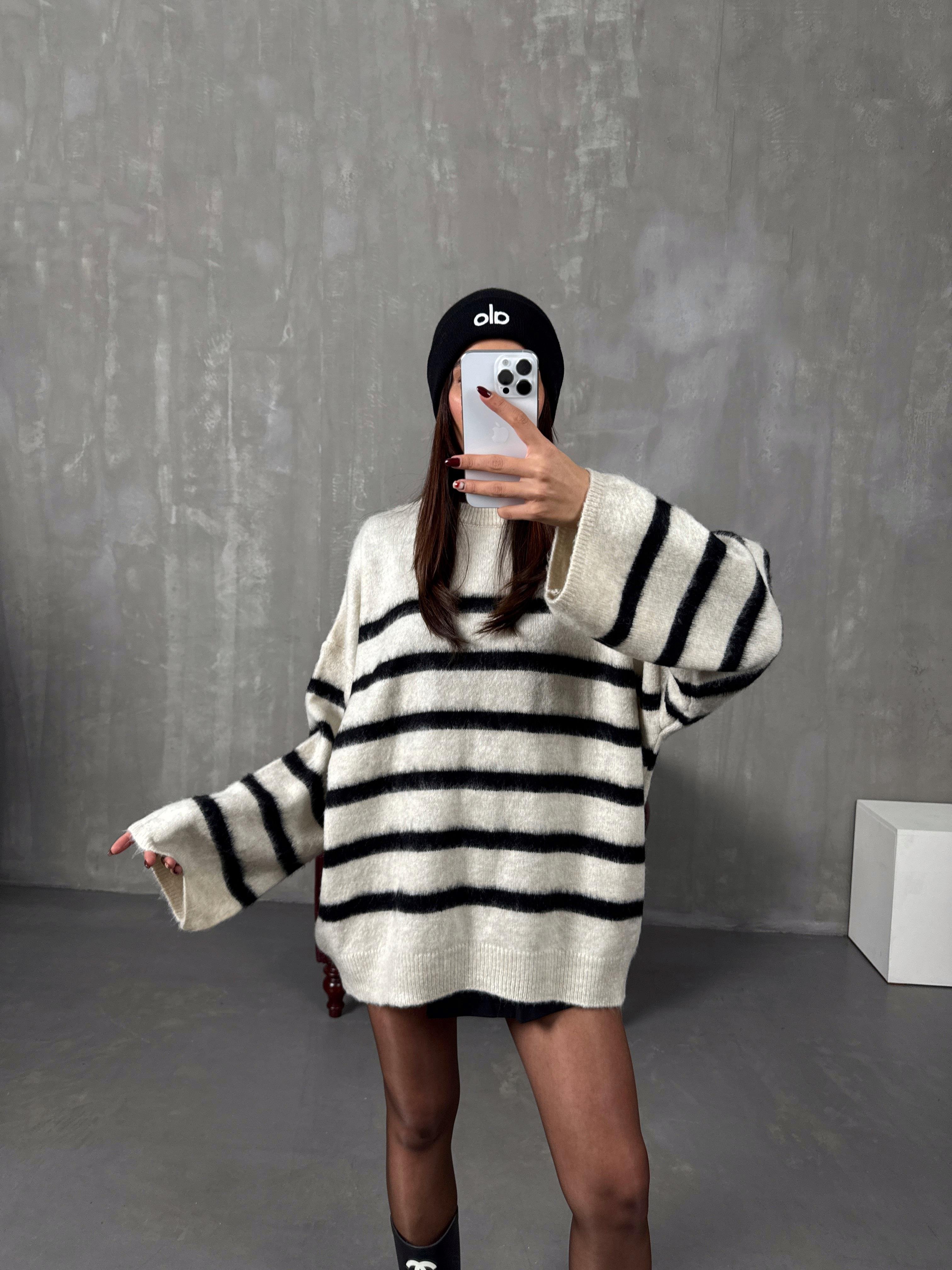 Femme Krem Çizgili Oversize Kazak