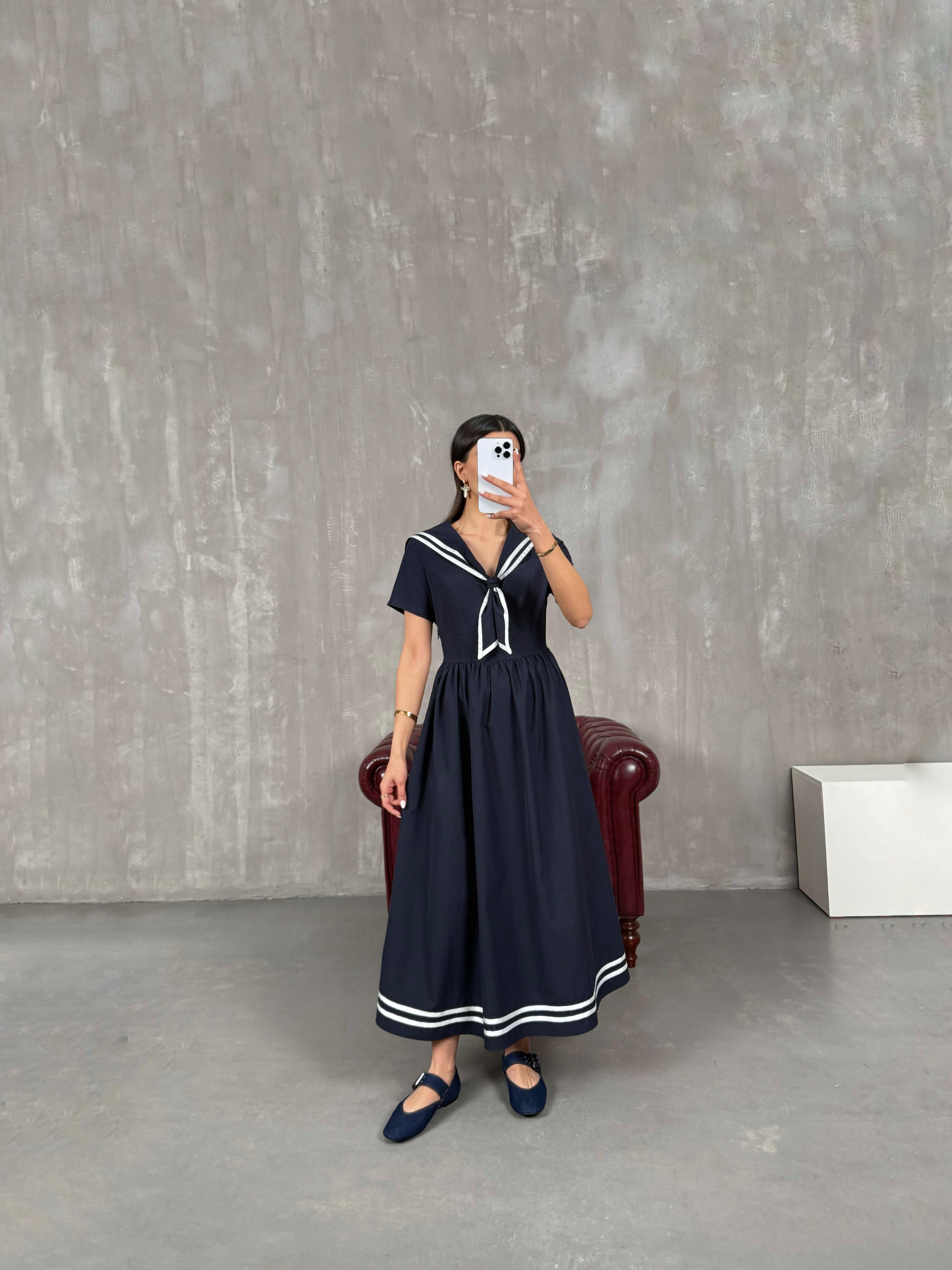 أزرا فستان كحلي بسحاب جانبي وياقة بحًار