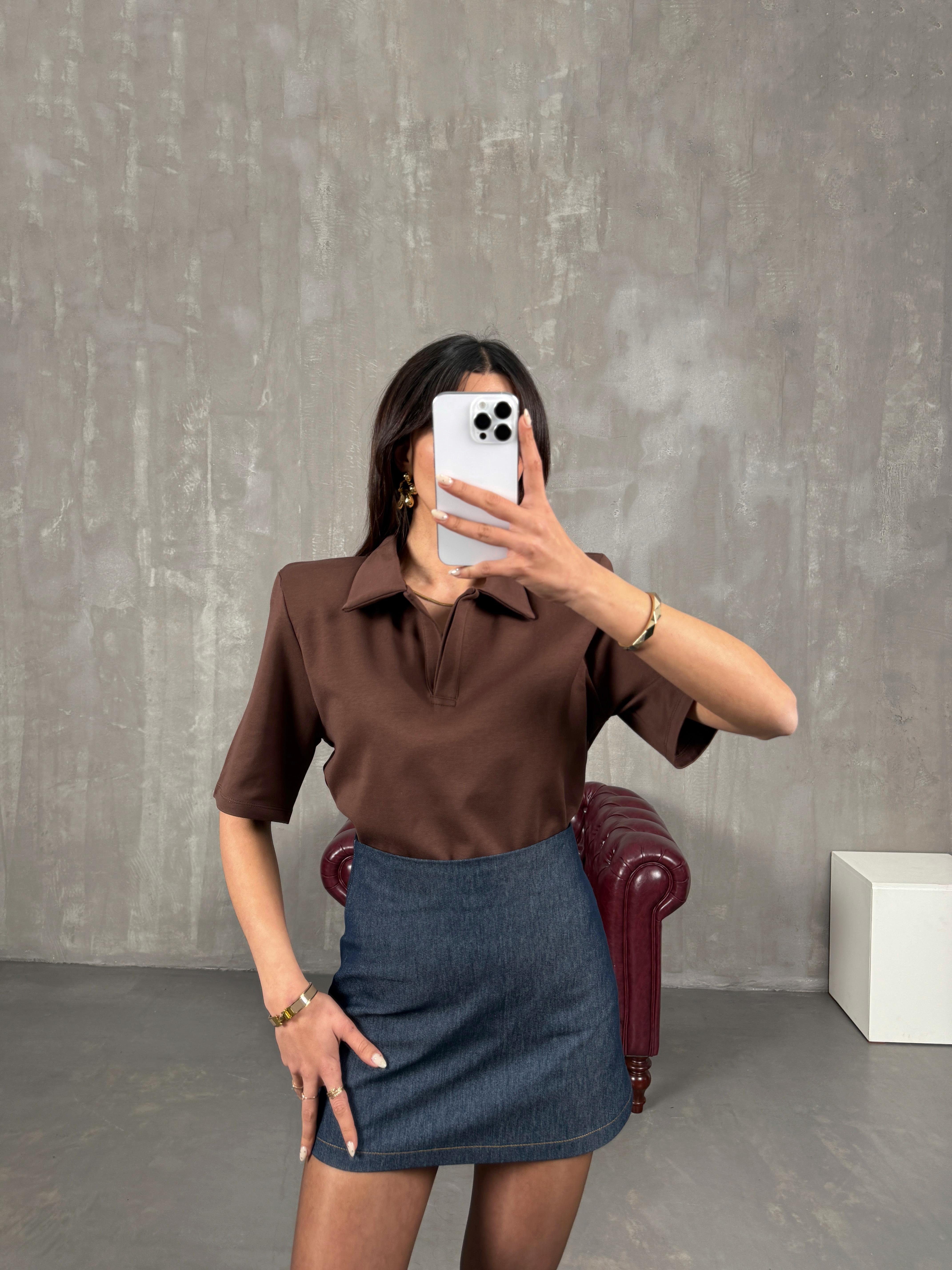 بولا تيشيرت بني بياقة بولو وأكتاف مبطنة كبيرة