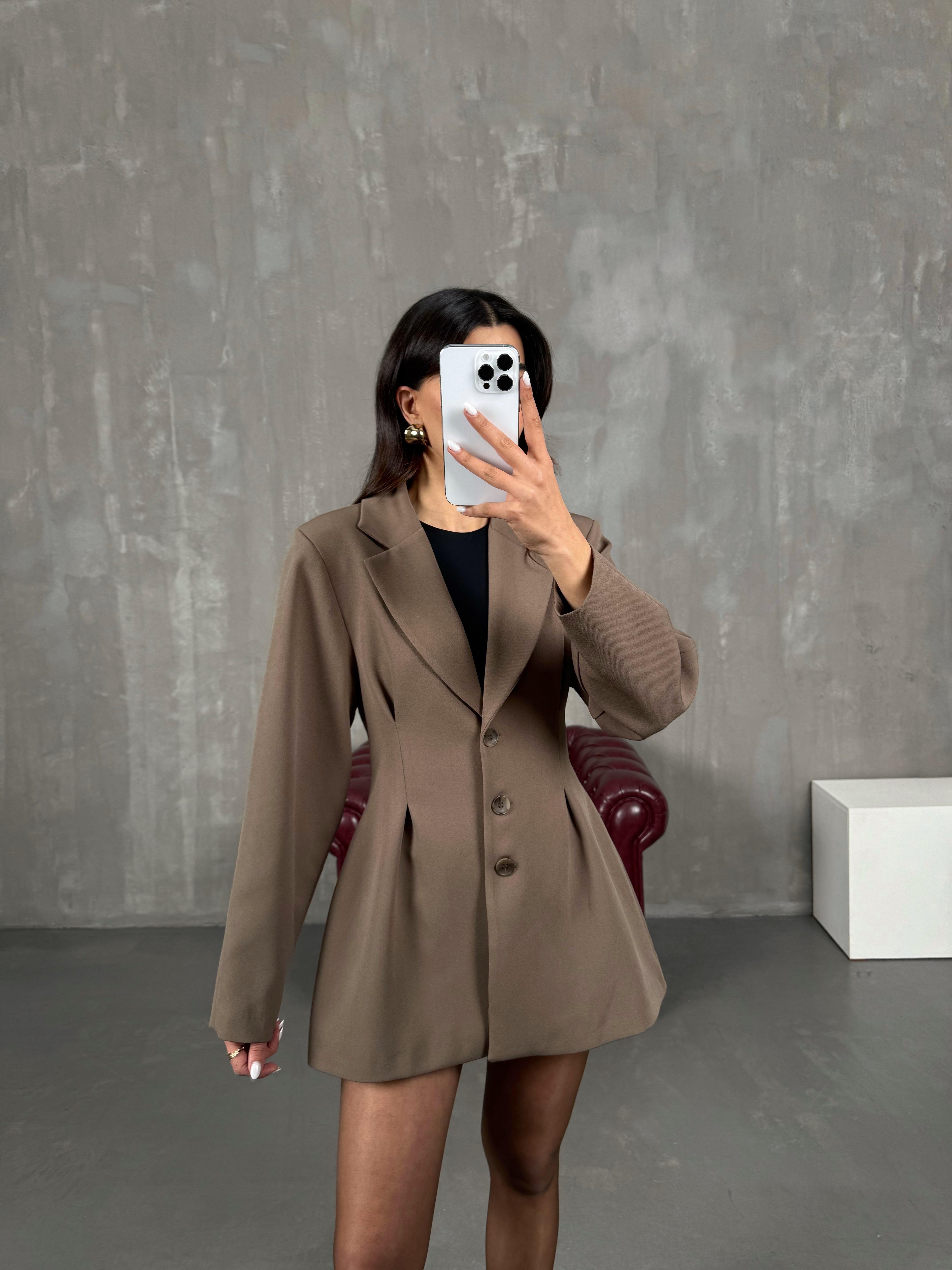 توريه جاكيت مبطّن لون بني بأزرار وضيق عند الخصر