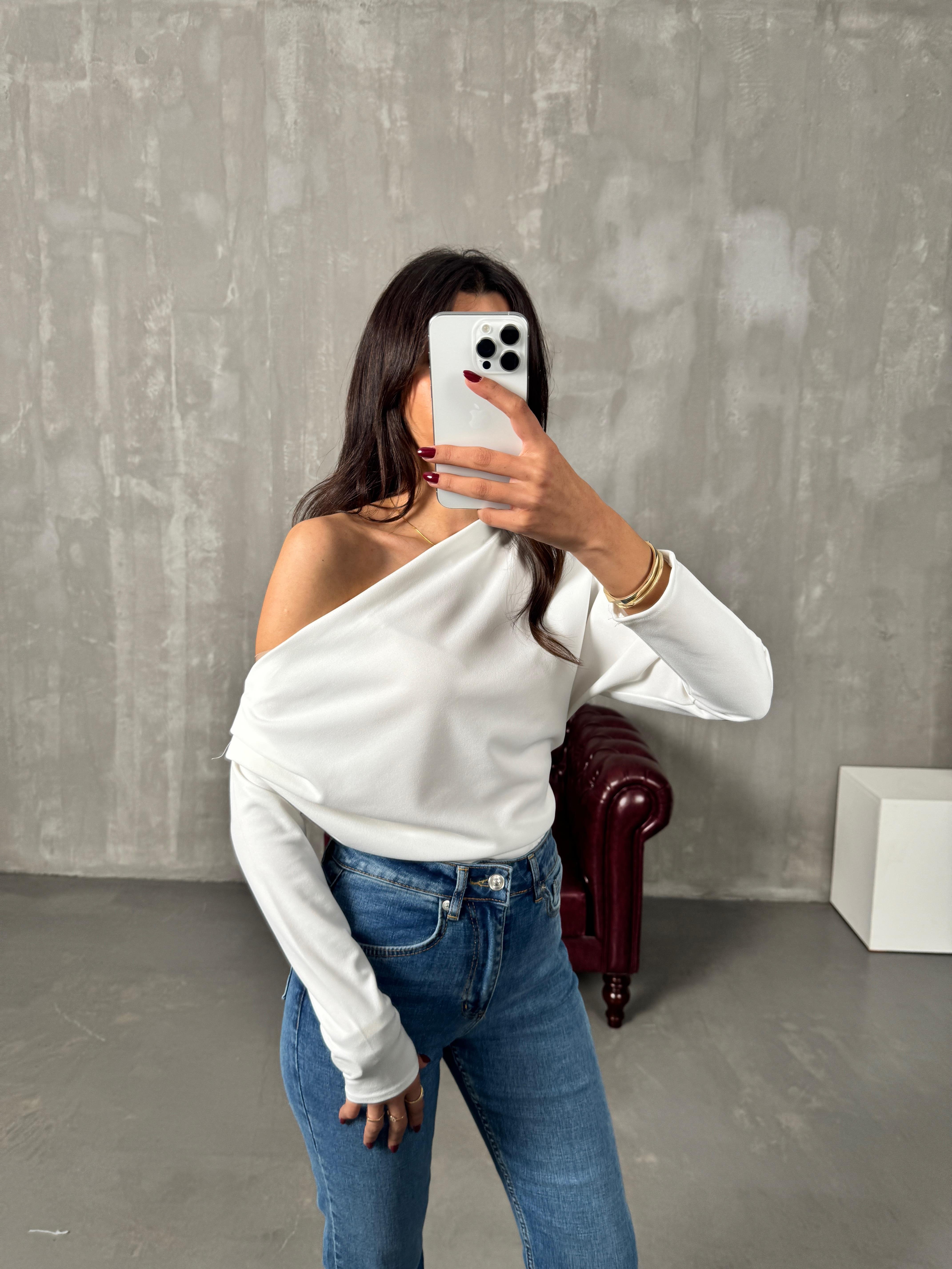 Fina Beyaz Omuz Detaylı Degajeli Bluz