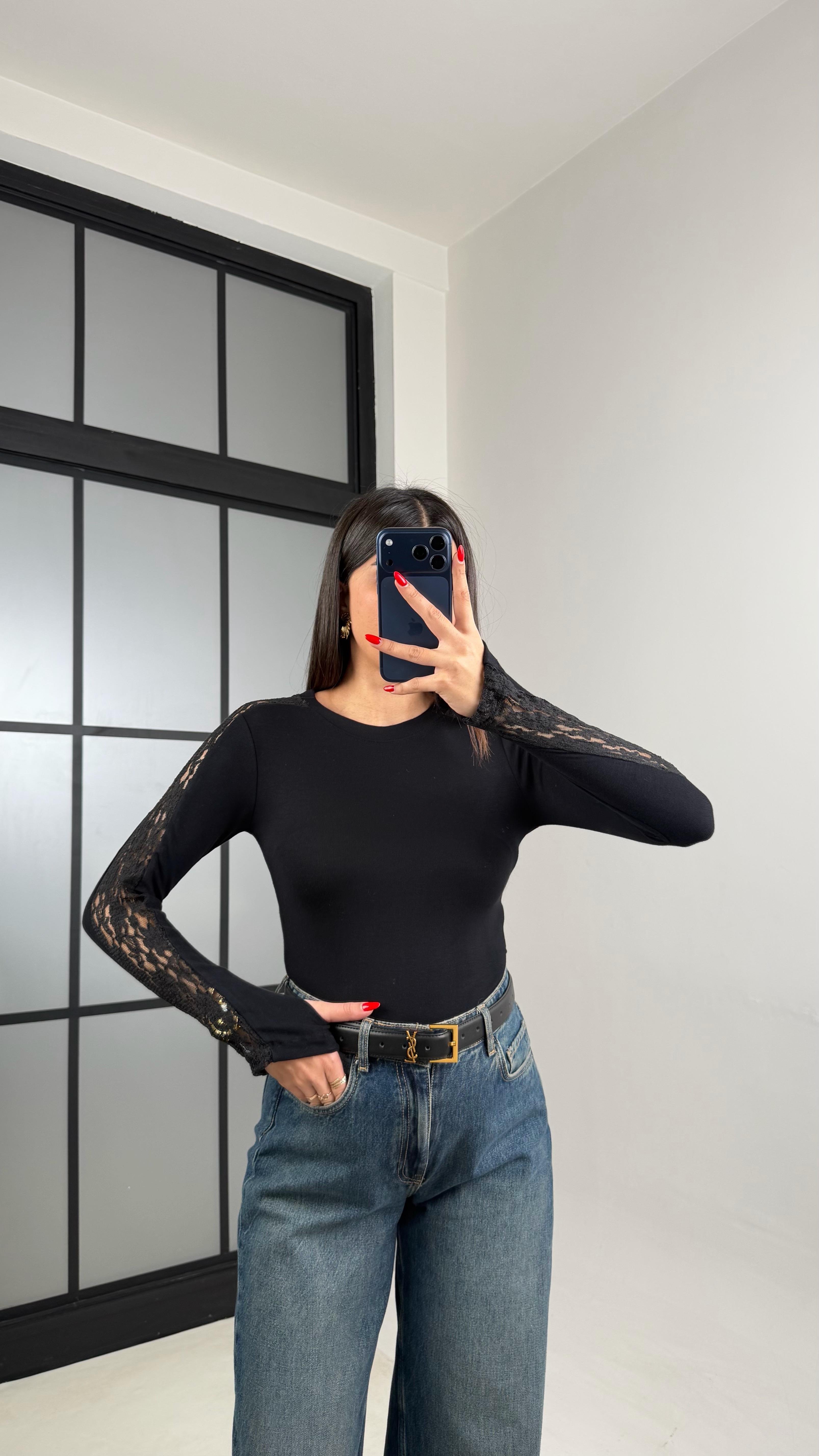 Siyah Dantel Detaylı ZR Model Parmak Geçirmeli Bluz GAUS-01018GAUSBLUZGAUS-01018