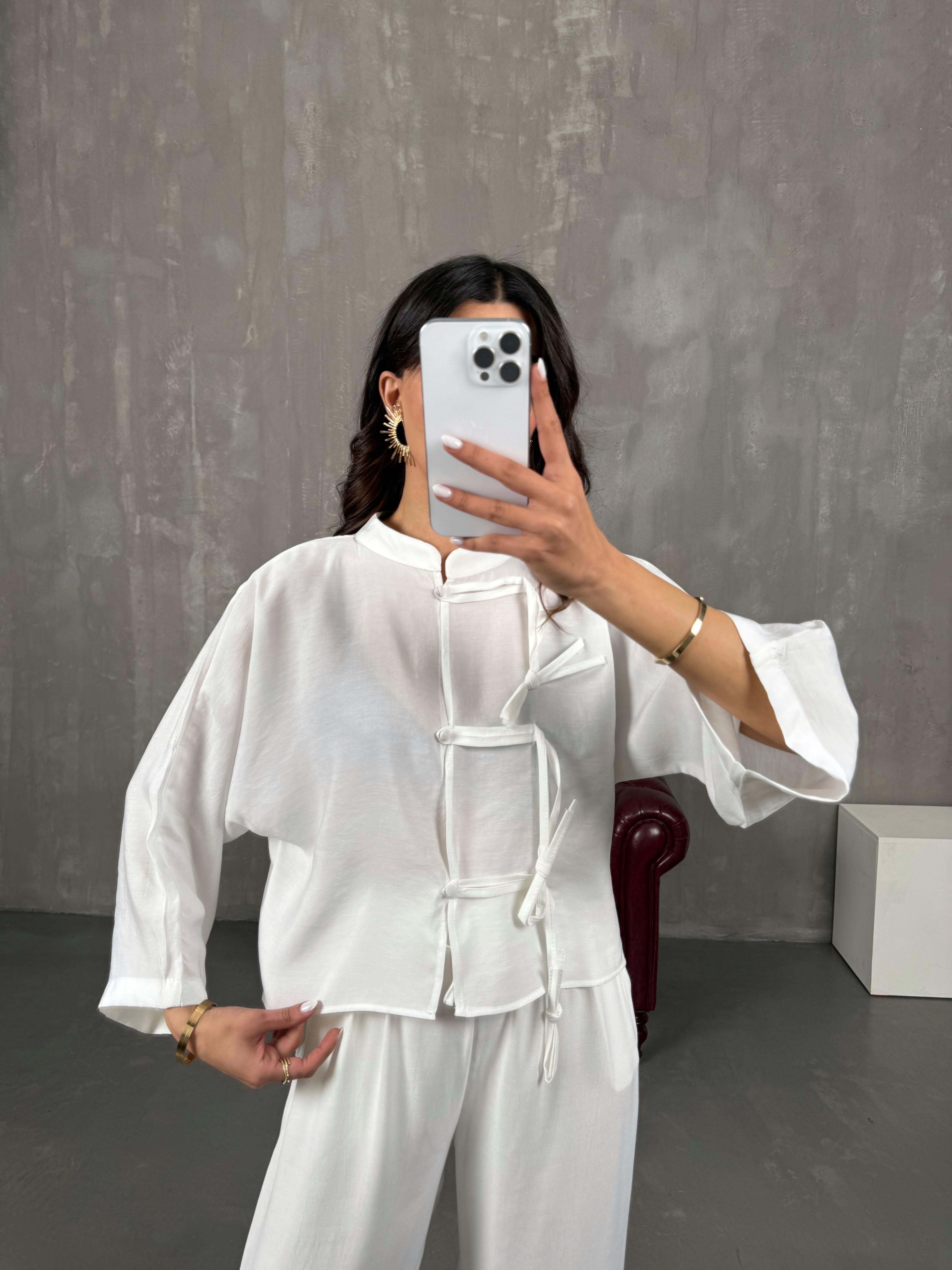 ريمي قميص أبيض ياقة حاكم بتصميم مع زر