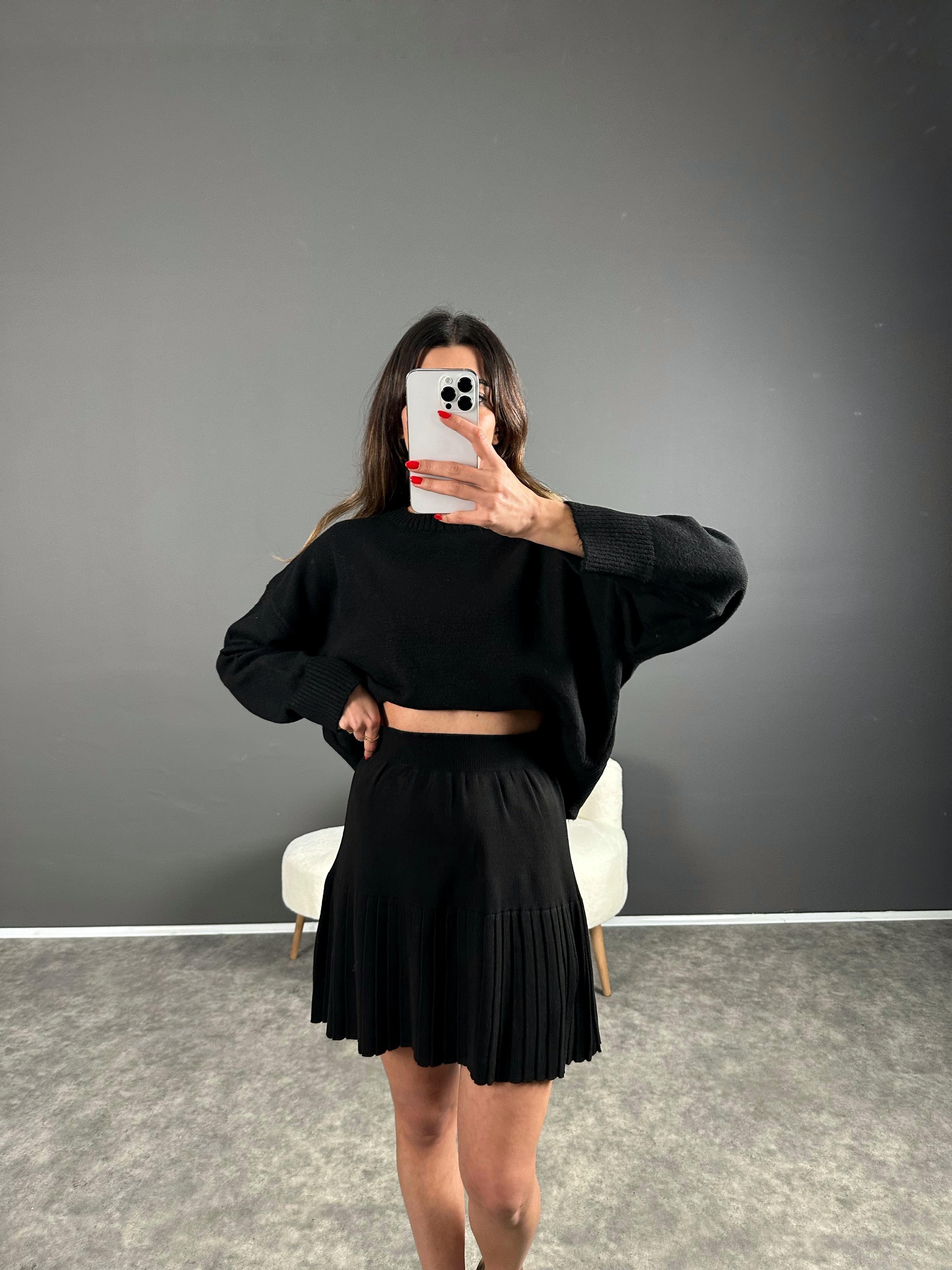 Siyah Pileli Triko Etek