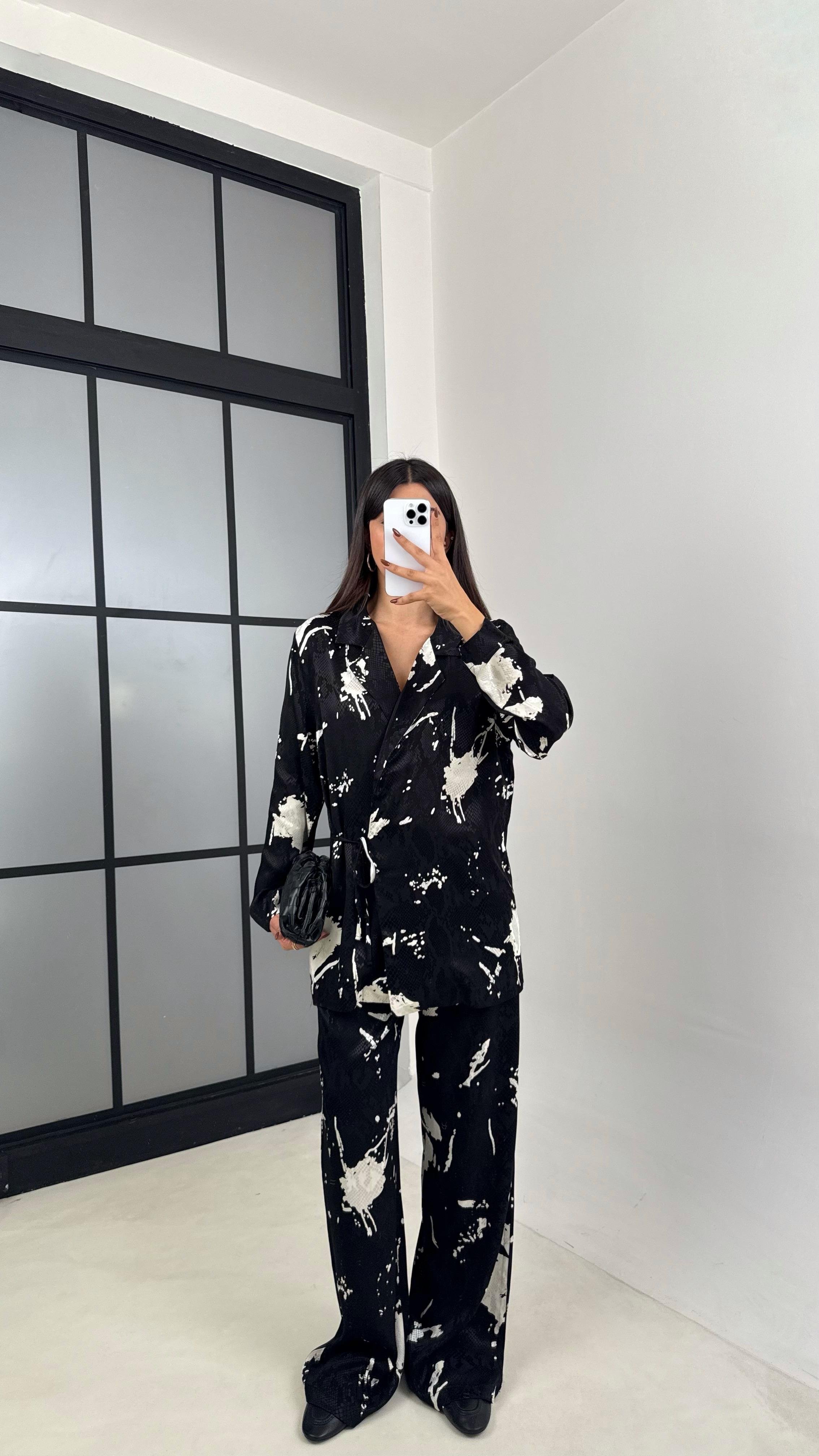 Siyah Beyaz Desenli Yan Bağlama Detaylı Gömlek Pantolon Muadil Saten Takım GAUS-00226GAUSTAKIMGAUS-00226