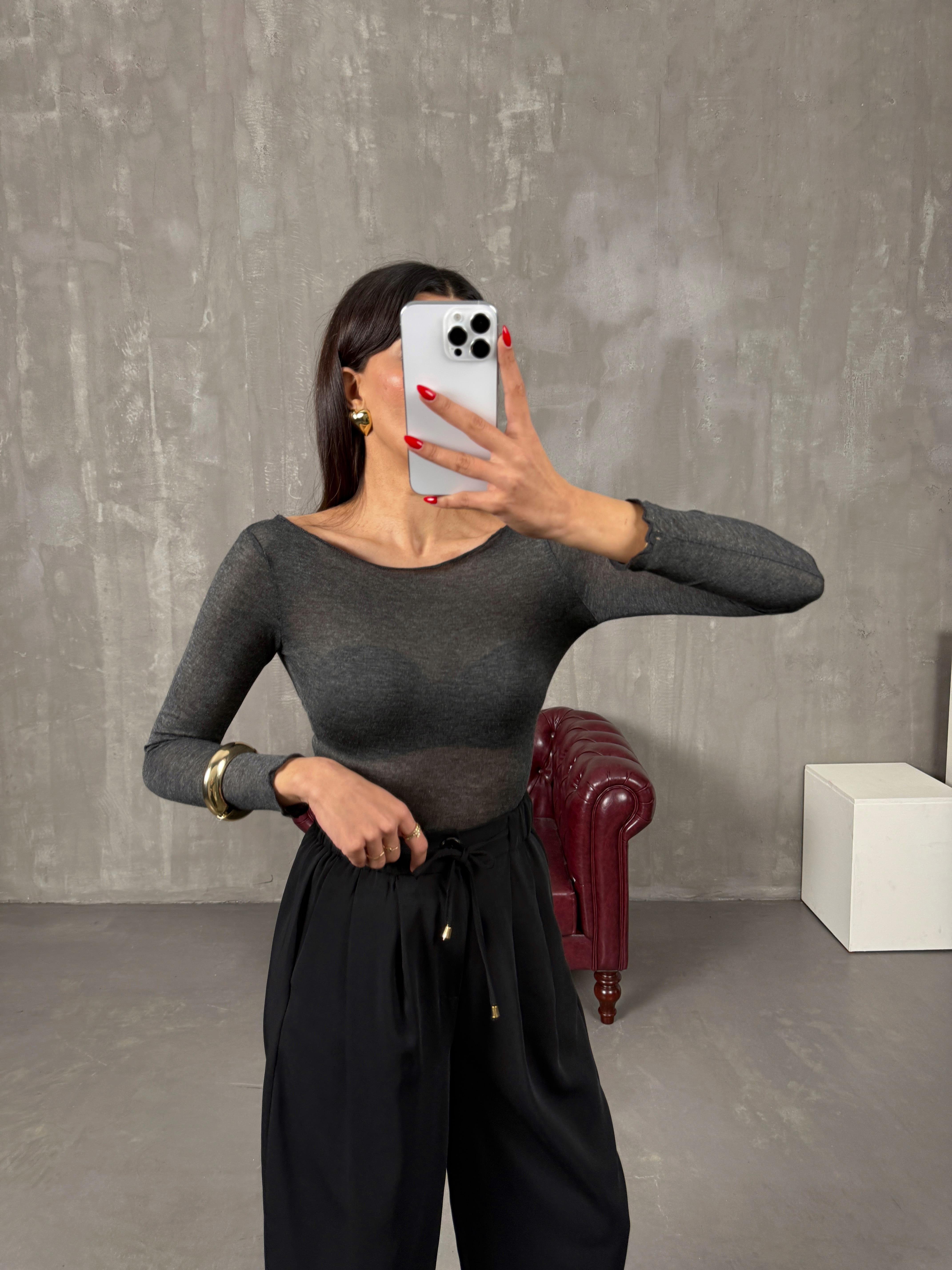 سيمون بلوزة شفافة أنثراسايت بياقة مادونا مكافئ لإم دي