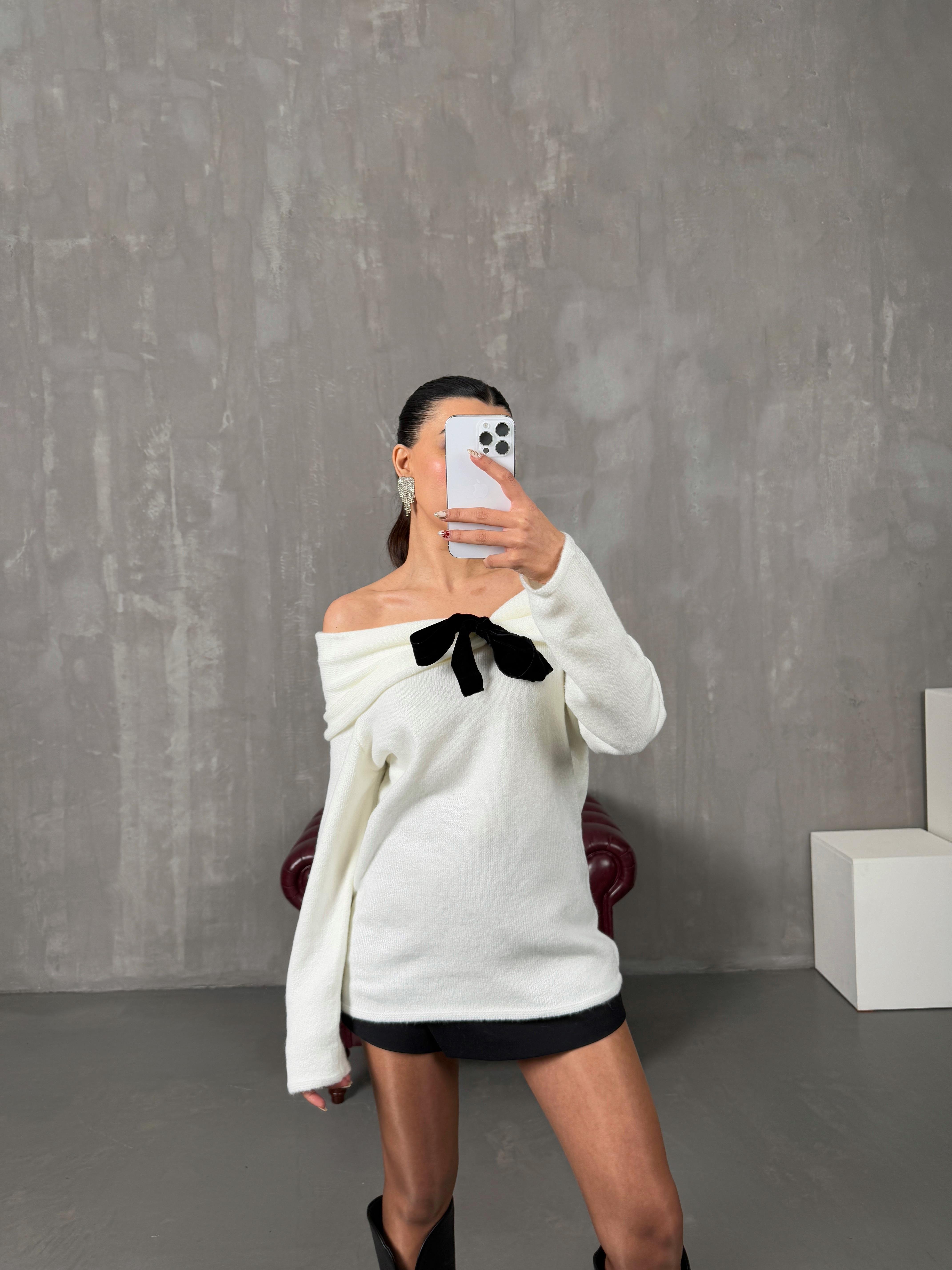 مينسا كنزة بيضاء ياقة مادونا مع تفاصيل فيونكة