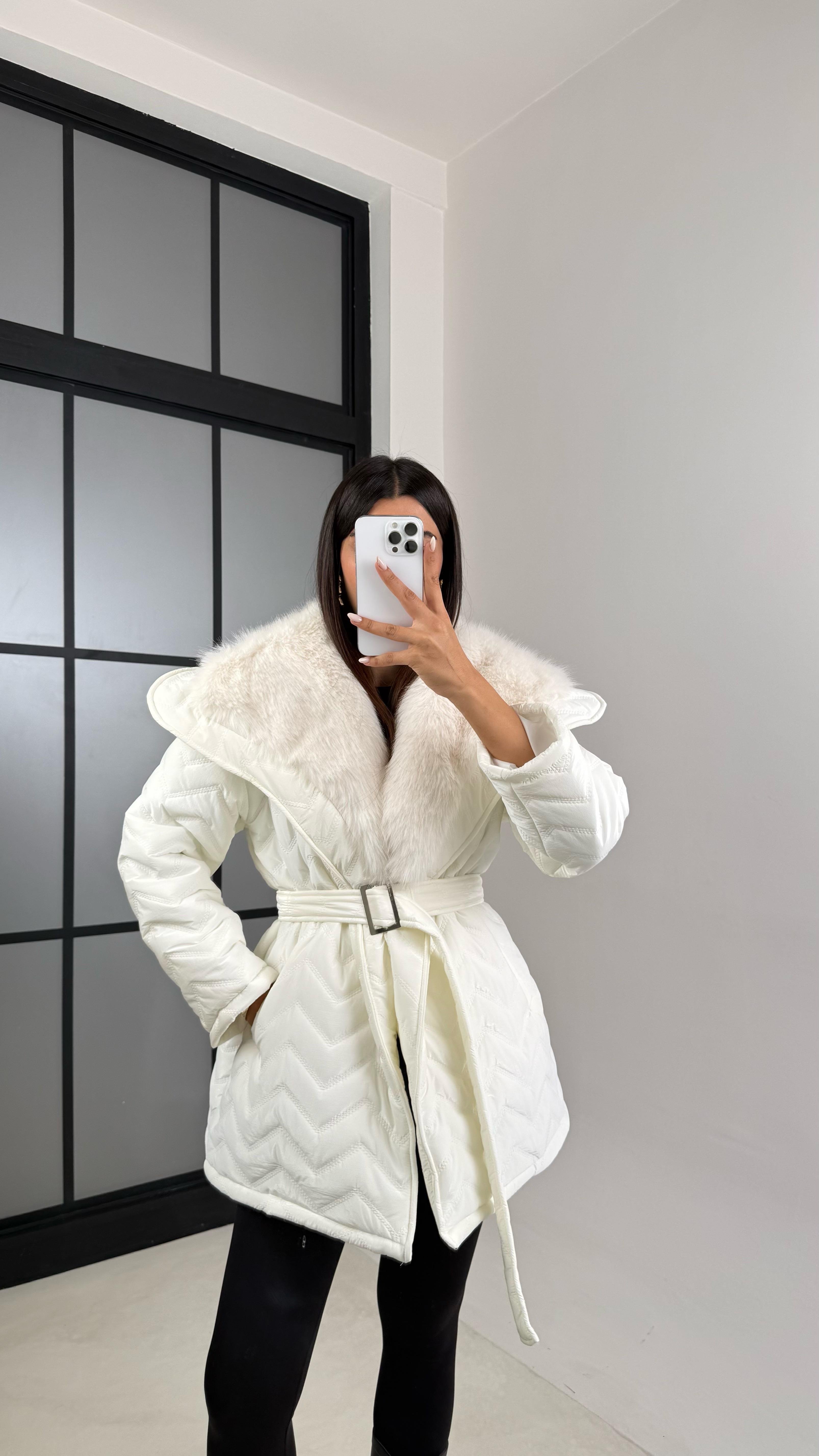 Beyaz Yaka Kürk Detaylı Kuşaklı Parlak Şişme Mont GAUS-00458GAUS الجواكيت GAUS-00458