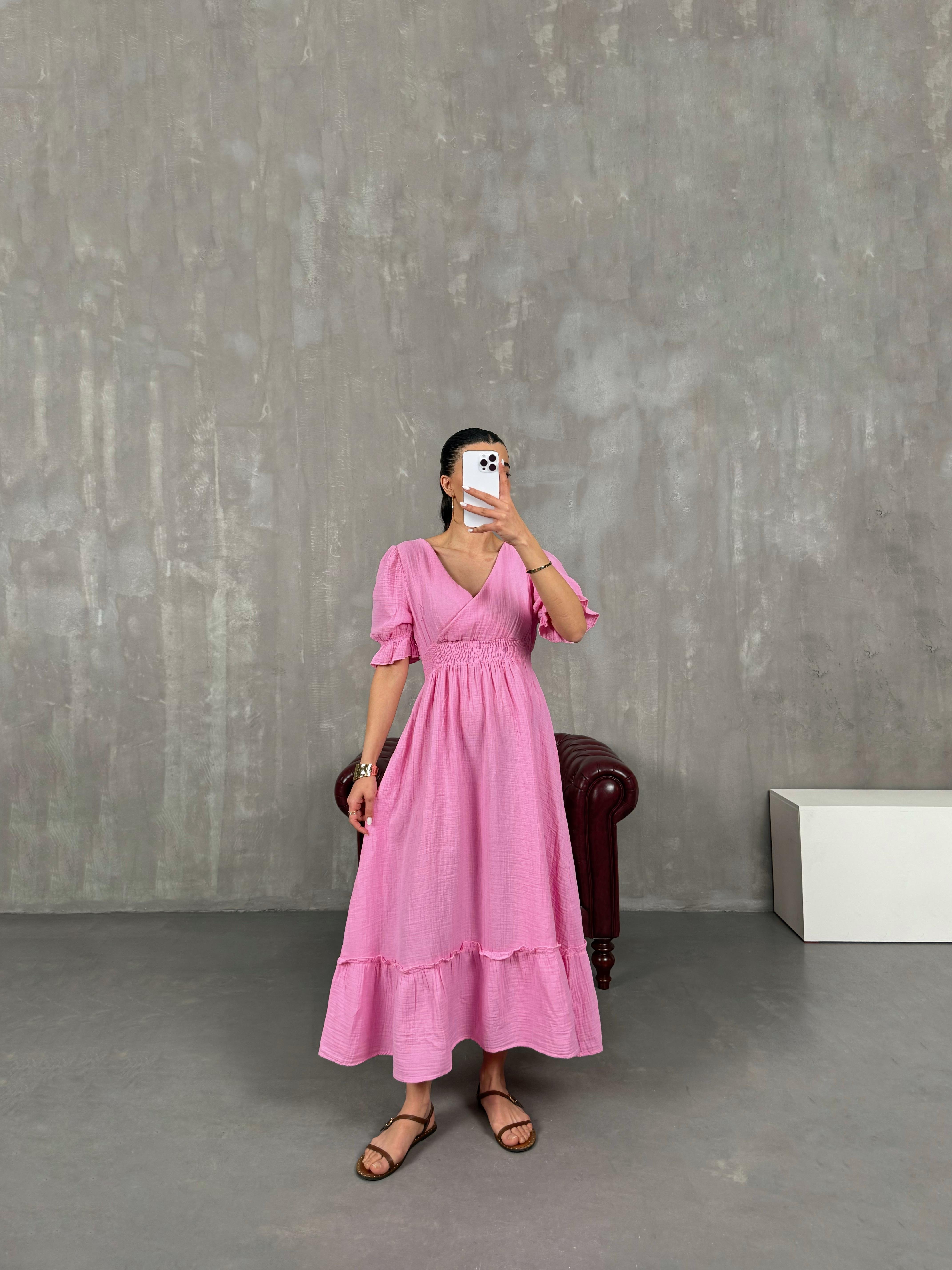 فستان بينتيريست وردي قماش موسلين بثنيات مع خصر مطاطي وياقة شكل V Gaus00022