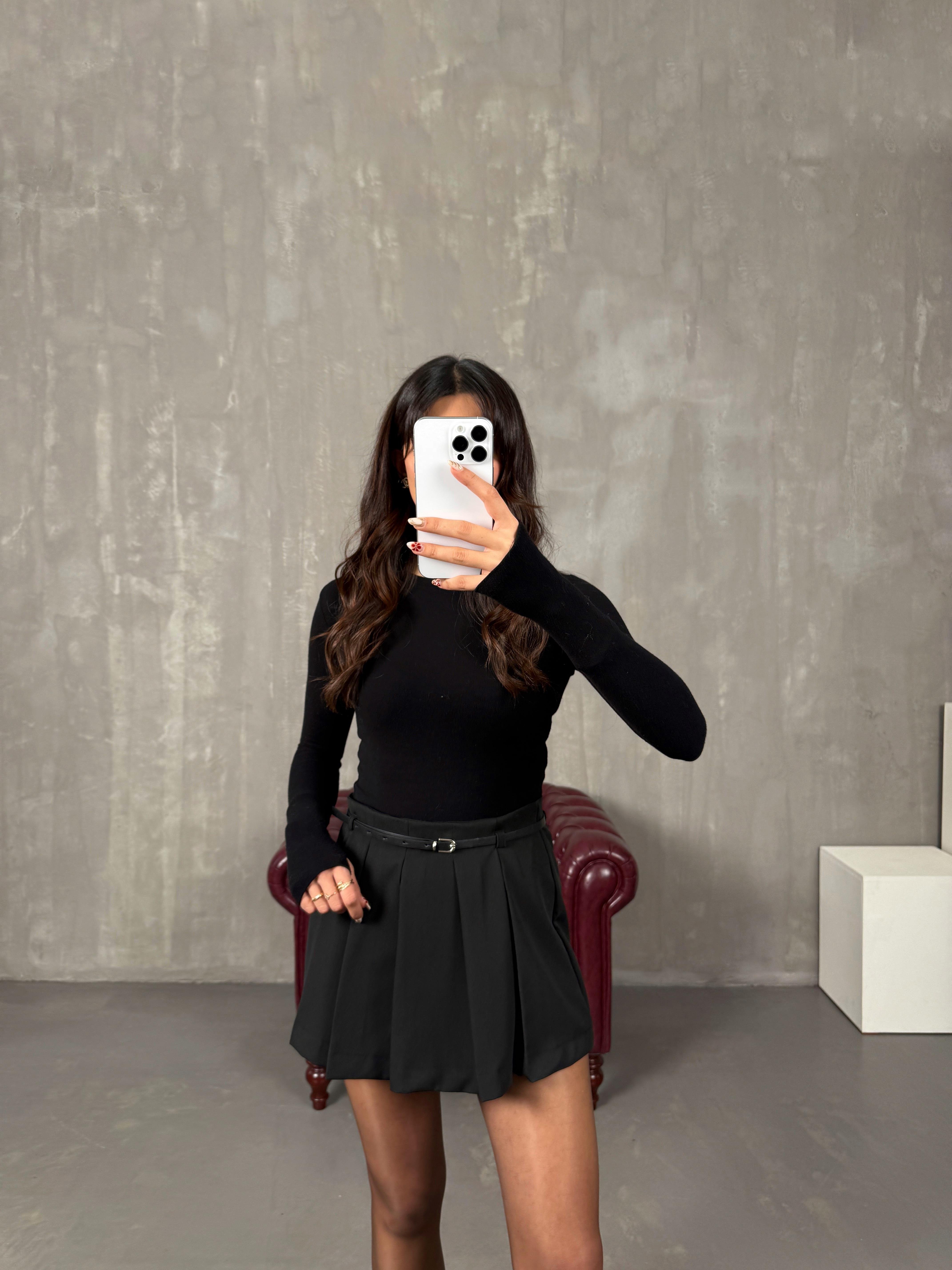 ليفين تنورة شورت أسود بطيات مع حزام