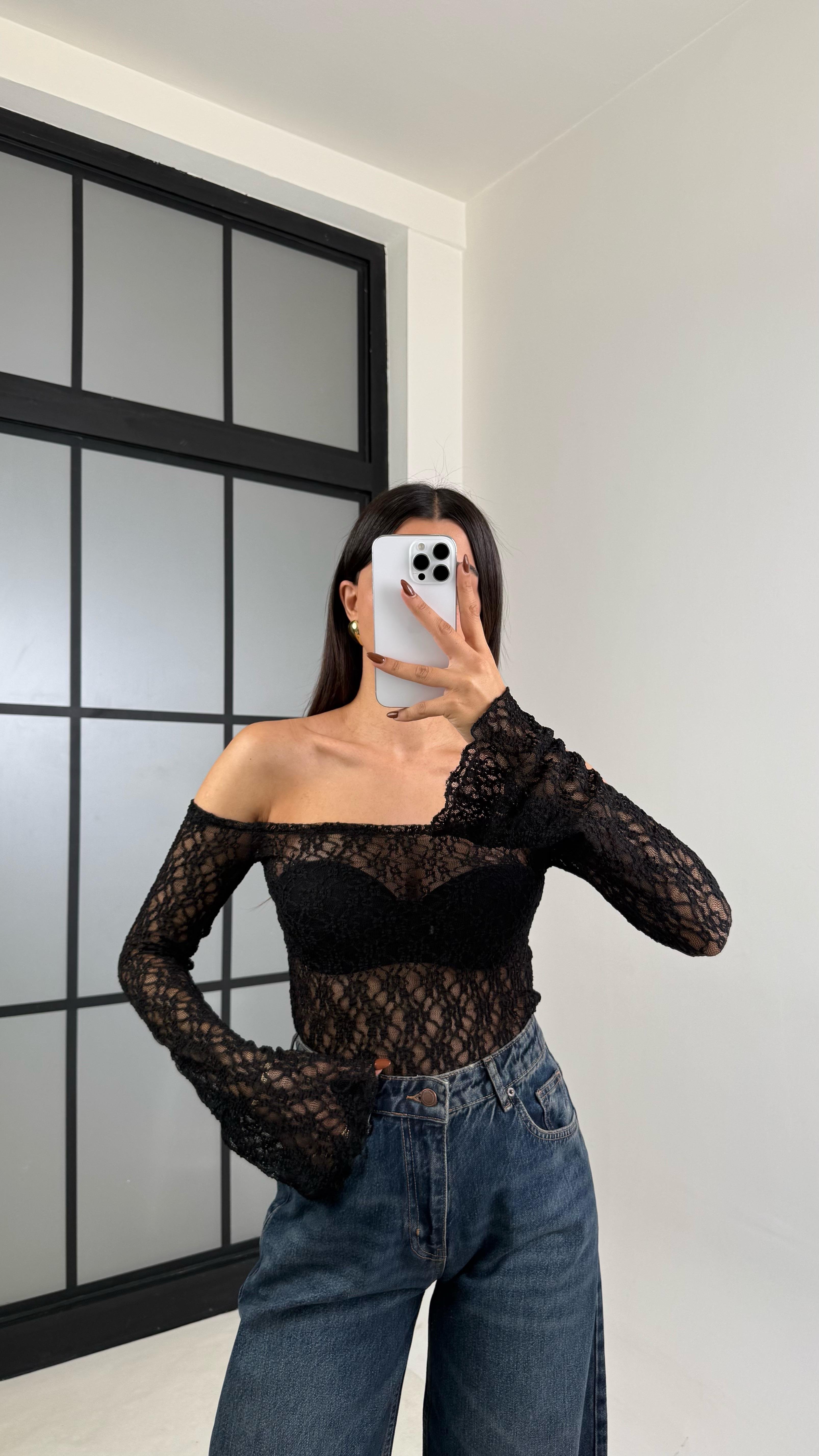 Siyah Kolu Volanlı Transparan Dantel Bluz GAUS-00463GAUSBLUZGAUS-00463