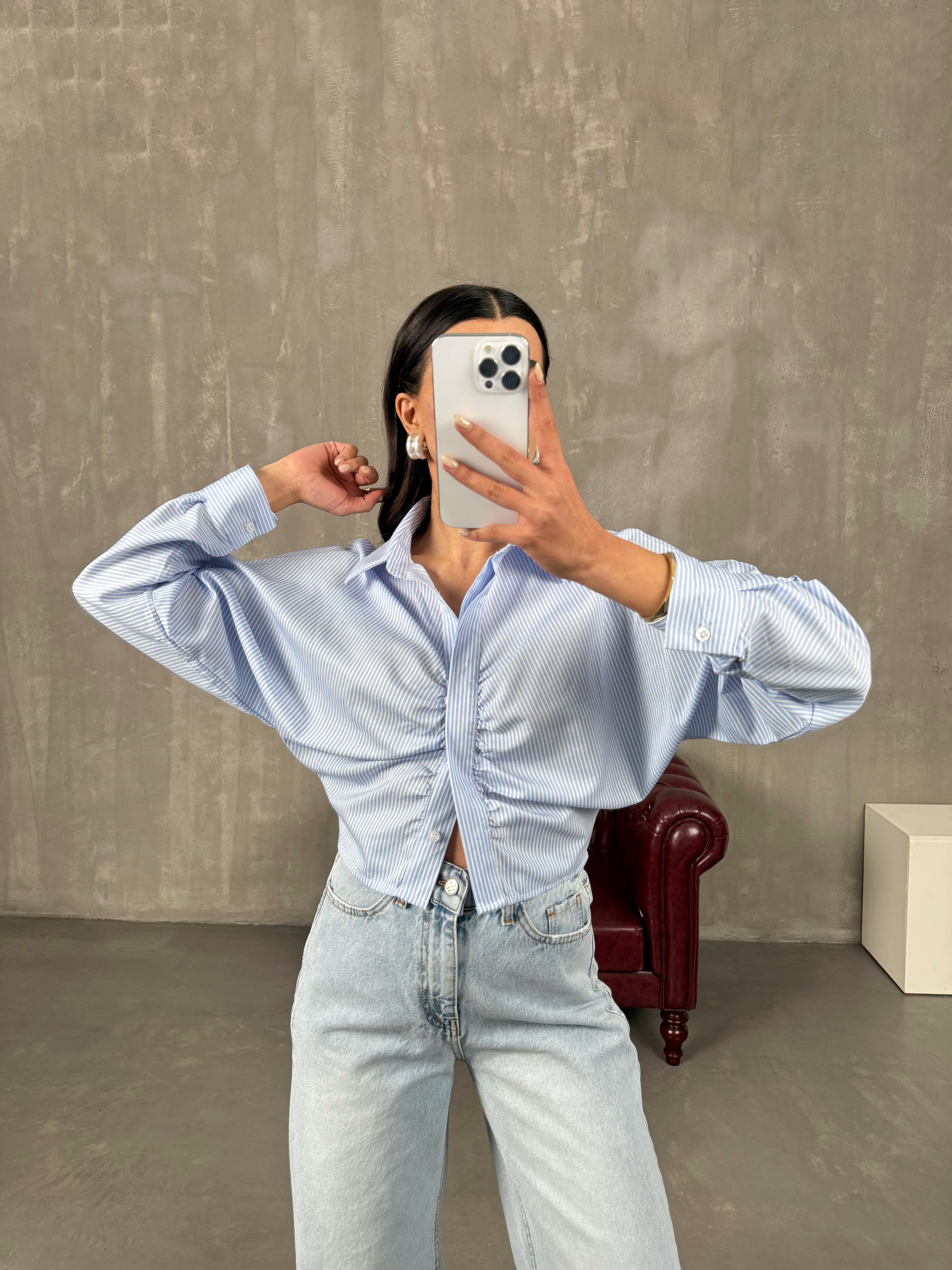 سورا قميص أزرق مخطط أبيض بأزرار مخفية