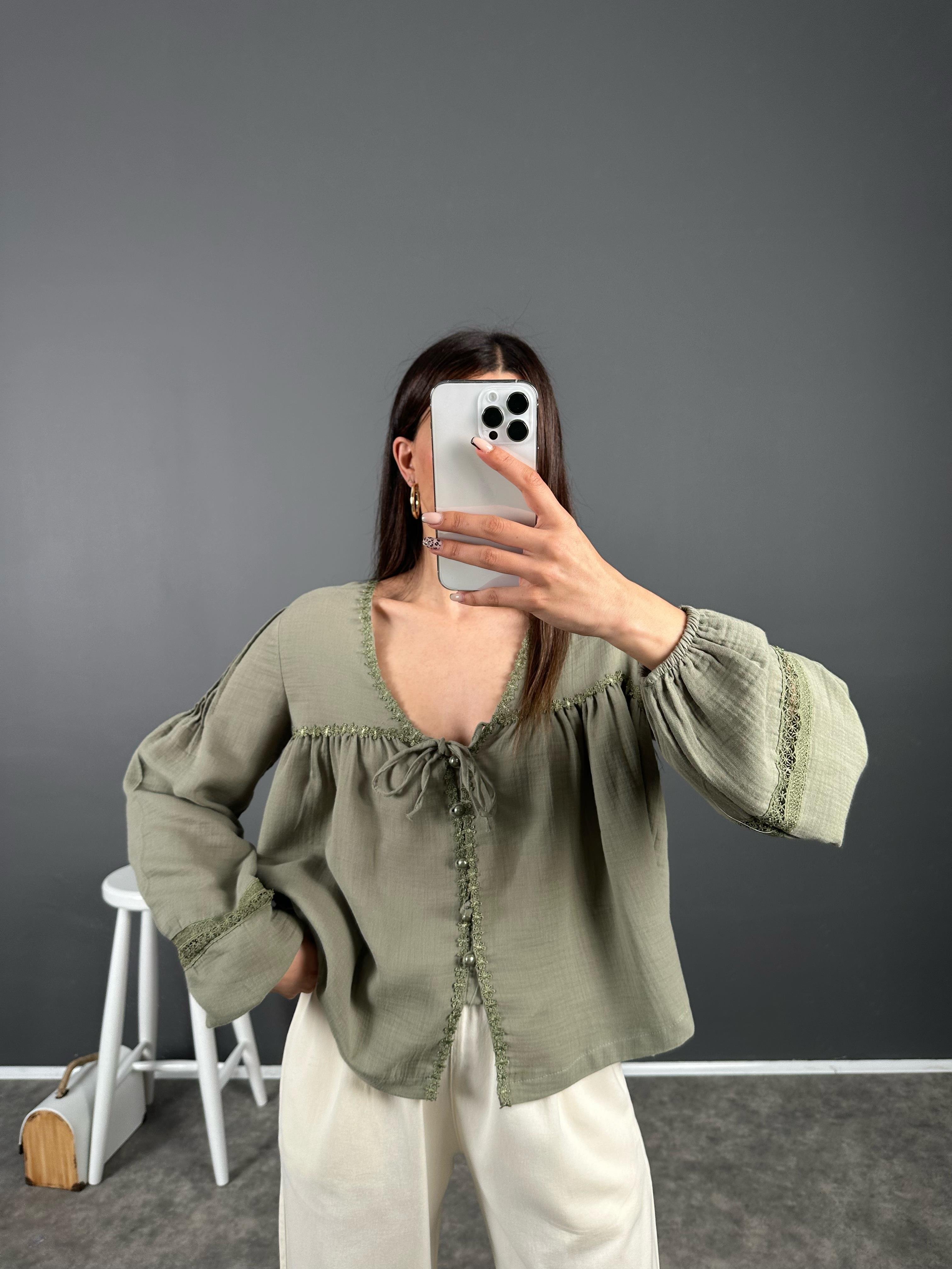 Haki Müslin İnci Detaylı Bluz 