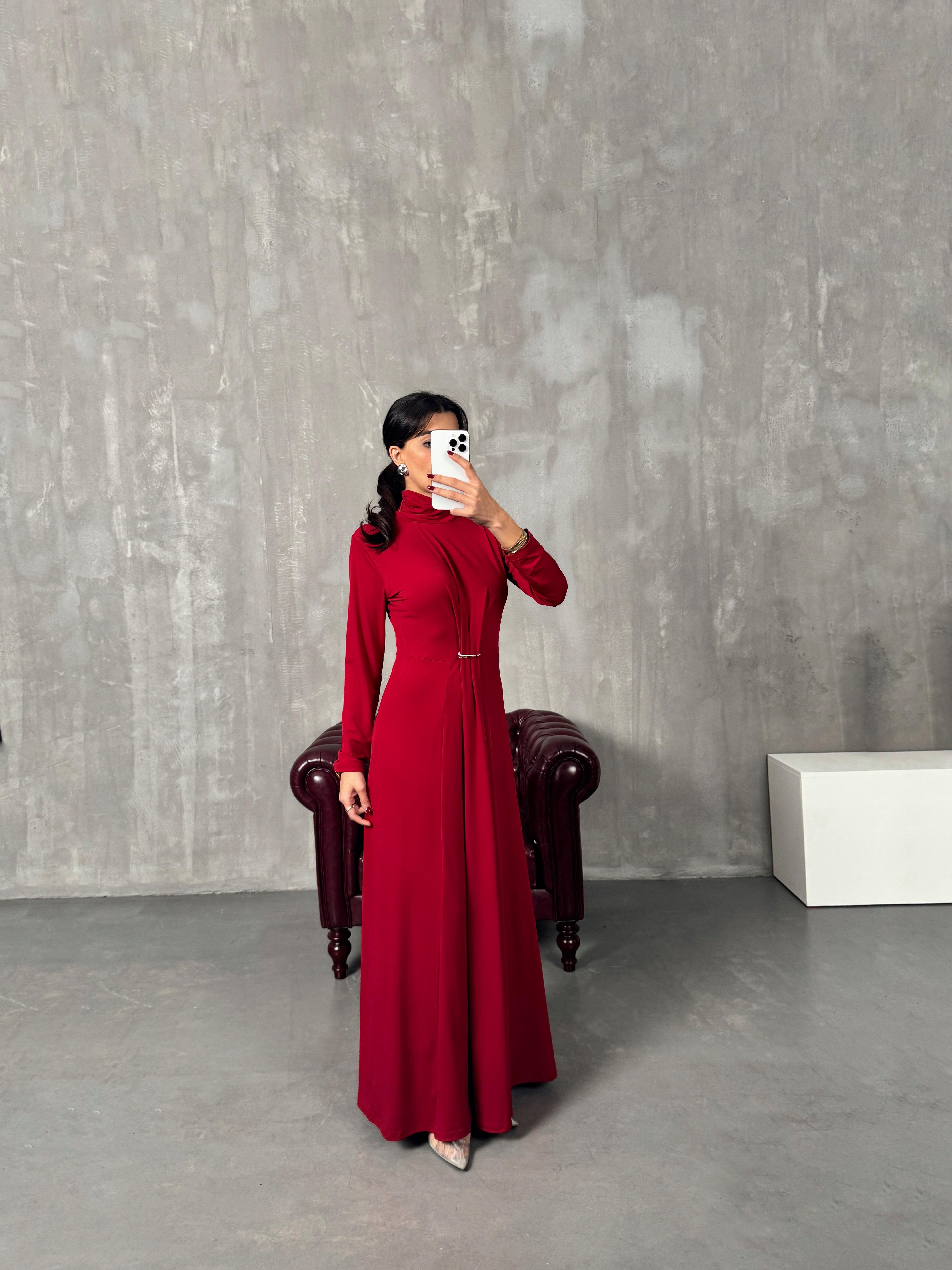 جيرسه فستان ماكسي لون بوردو بياقة عالية تصميم عصري