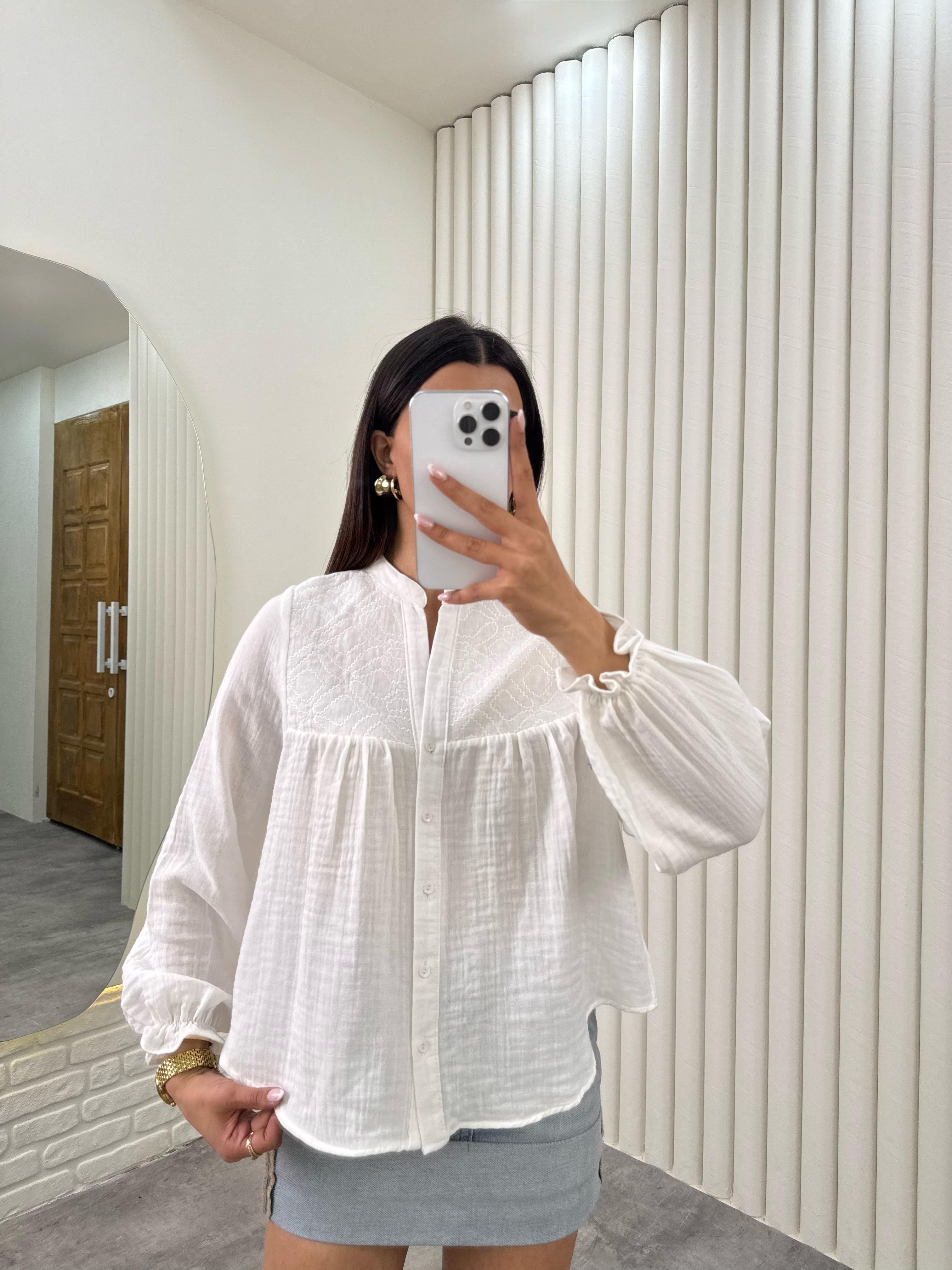 Beyaz V Yaka Önü Düğmeli Muslin Kumaş Gömlek Gaus00327GausGÖMLEKGU1001758