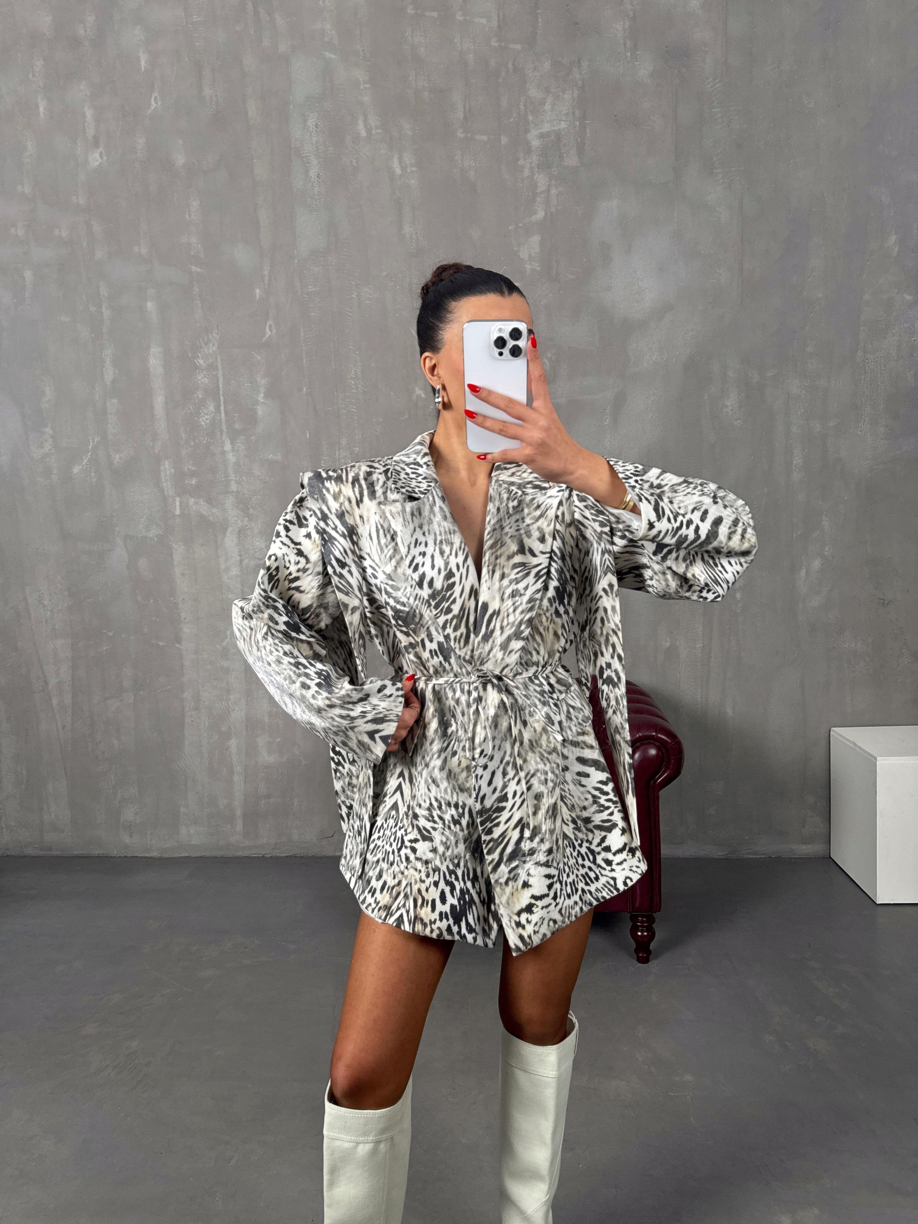 Simba Ekru Leopar Desenli Parlak Vatkalı Astarlı Kuşaklı Ceket