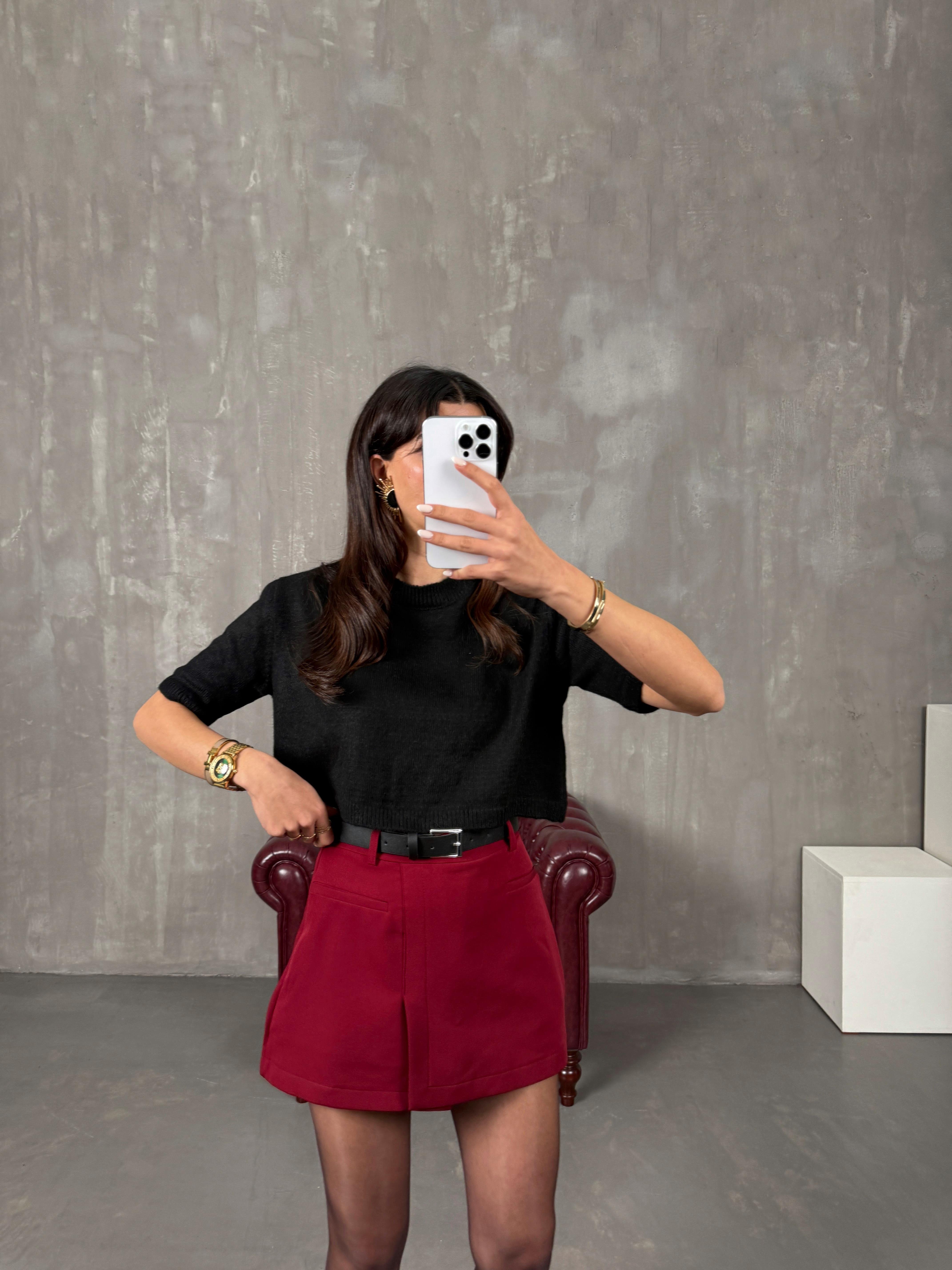 باستيل تنورة شورت لون بوردو مع حزام