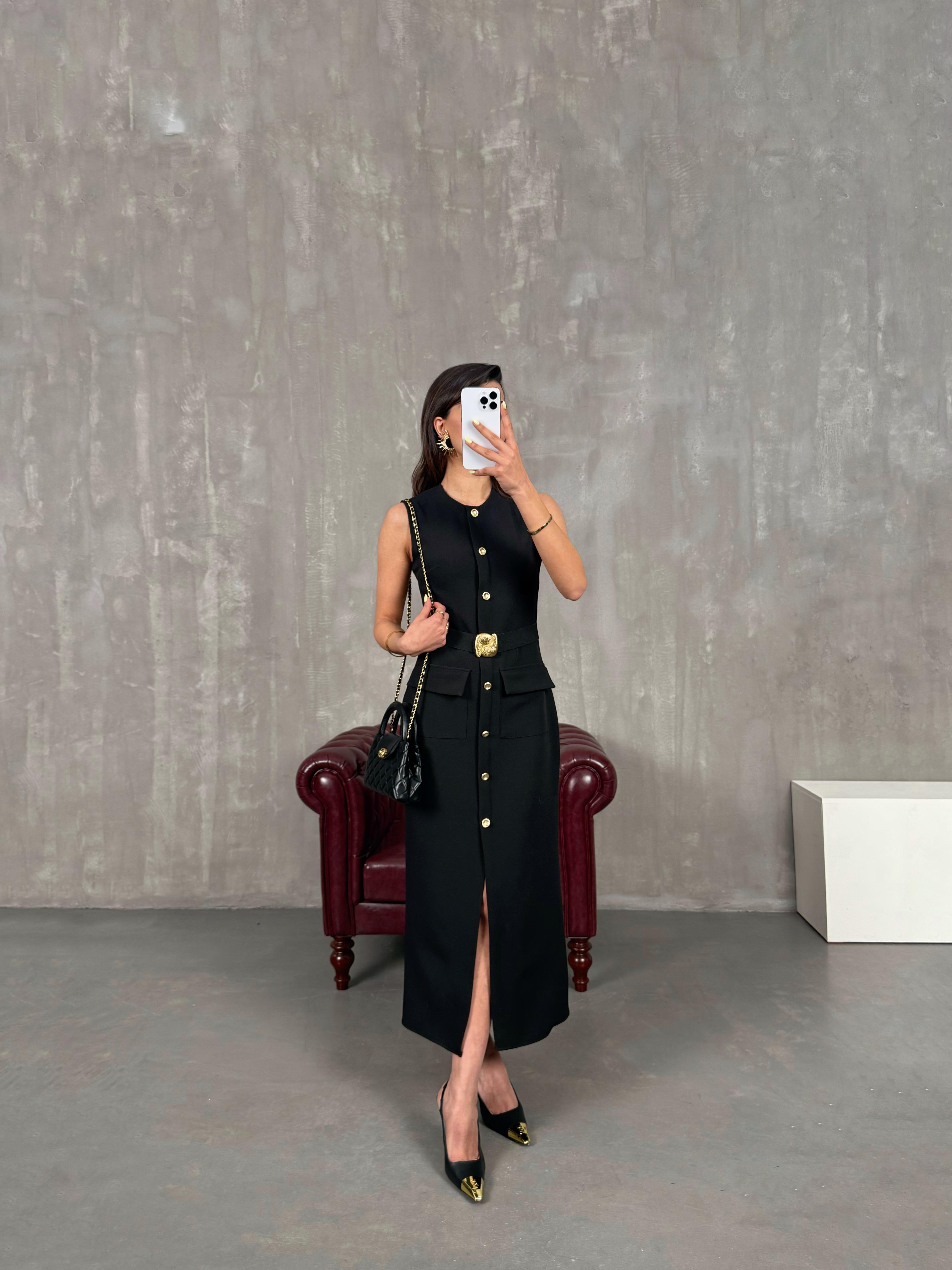 فستان أسود بأكمام صفرية مع شق وتفاصيل حزام أزرار ذهبية Gaus00081