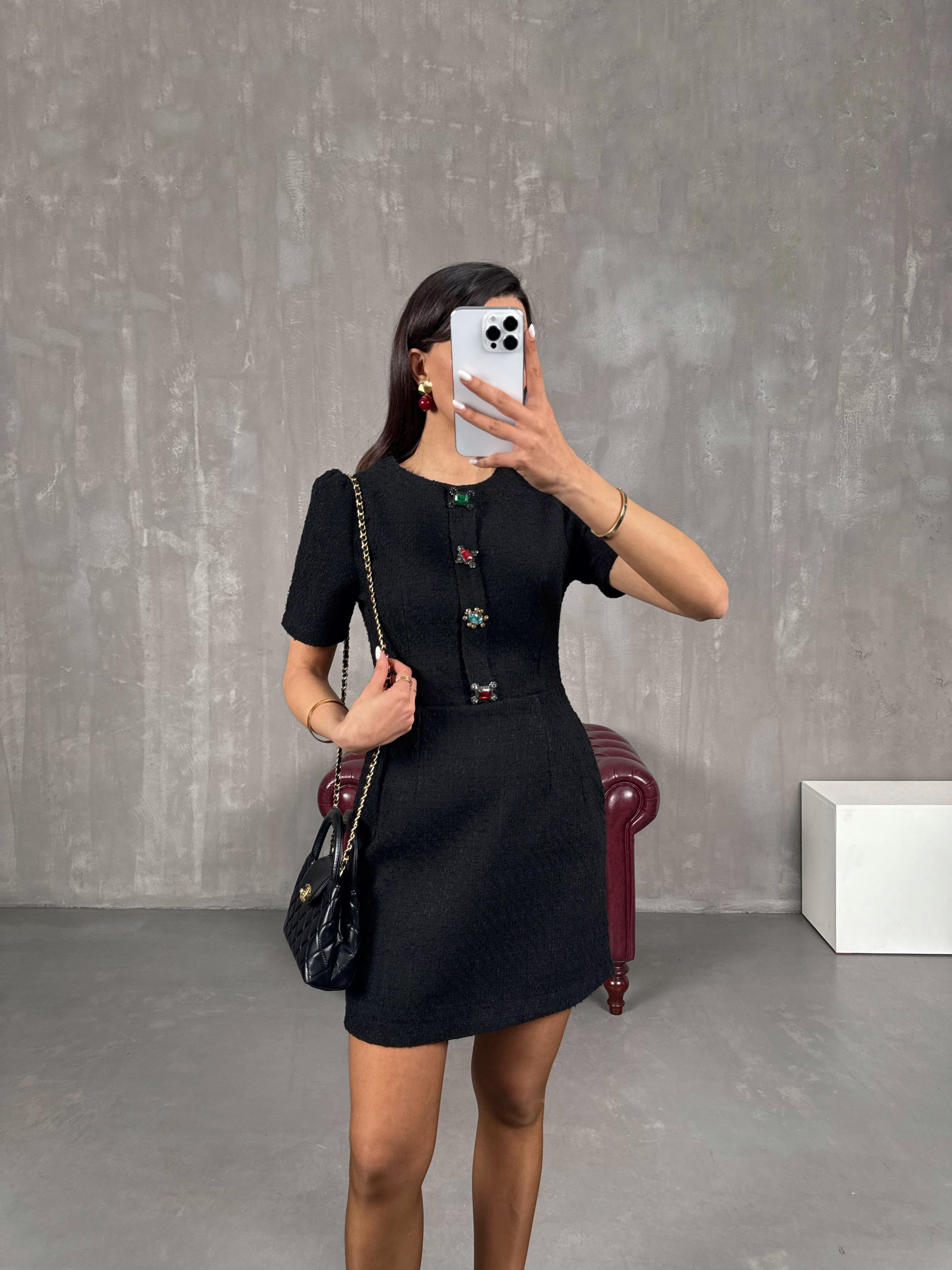 ديرسا فستان تويد مُعادل لون أسود بأزرار حجرية