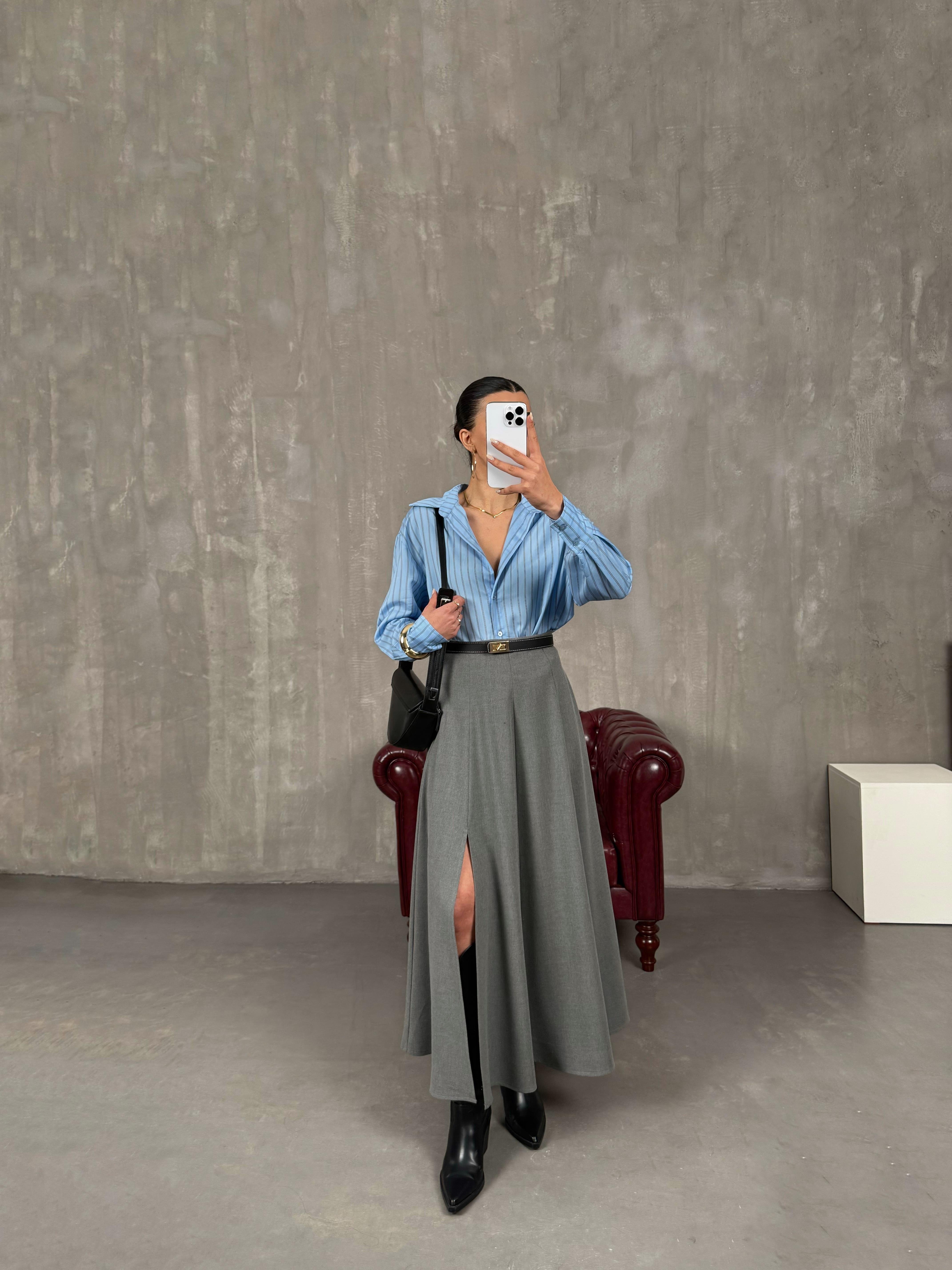 مافي تنورة رمادية بشق مع جيب