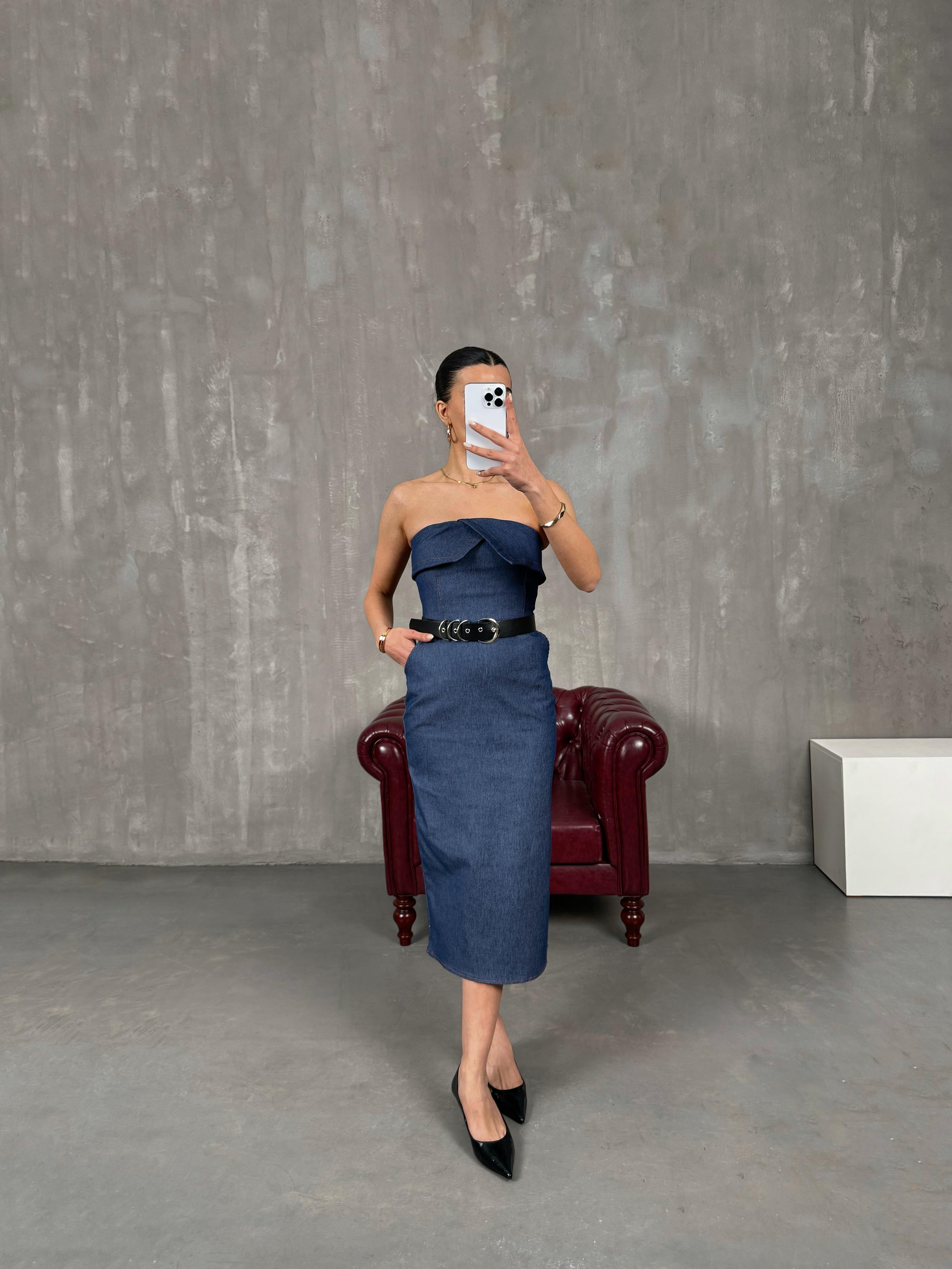 إليتا فستان دينيم تينسيل أزرق مع حزام بدون حمالات 