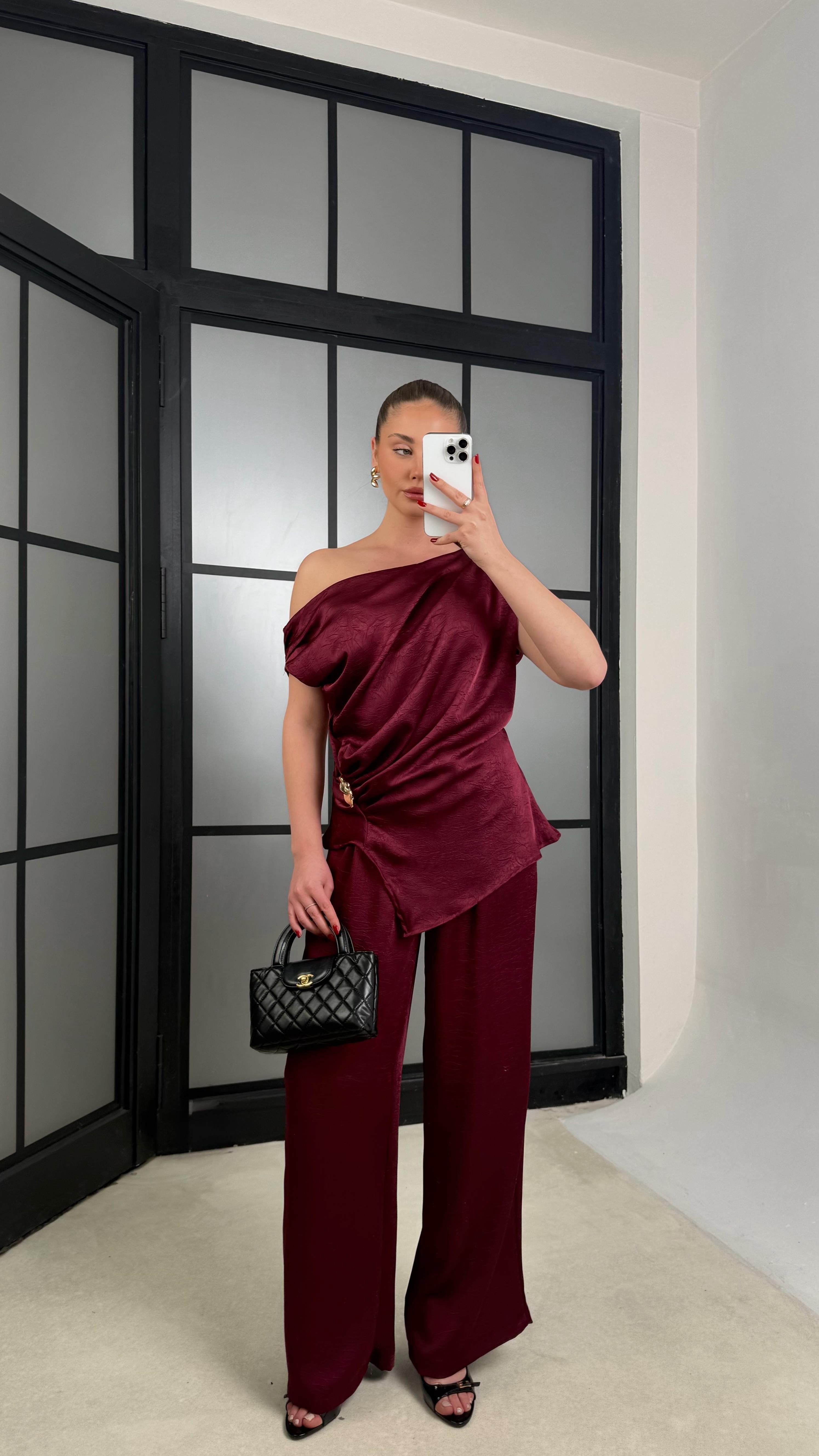 Bordo Gold Toka Detaylı Asimetrik Kesim Bluz Beli Lastikli Pantolon İkili Saten Takım GAUS-01252GAUSTAKIMGAUS-01252