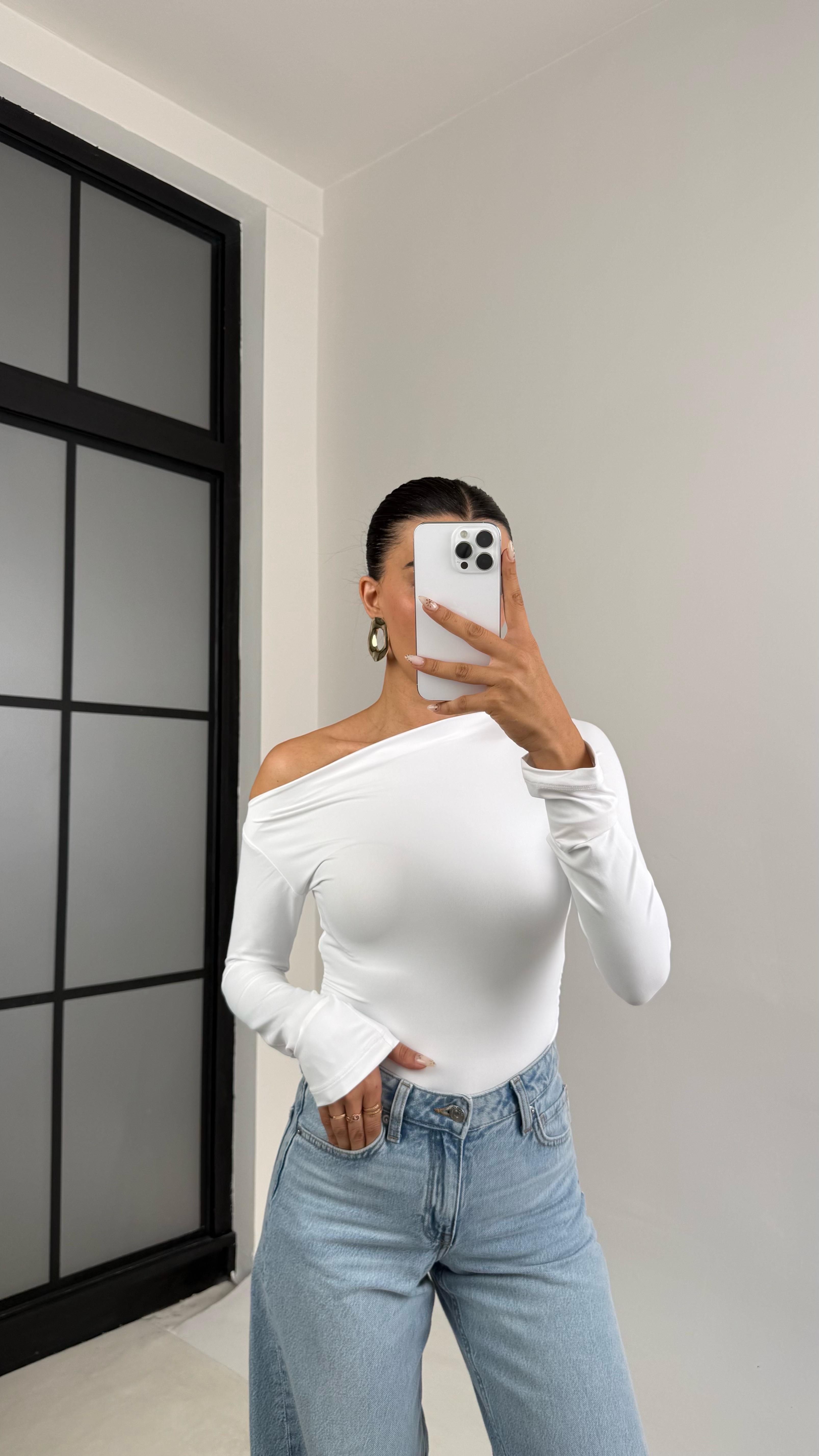 Beyaz Omuz Dekolteli Yan Büzgülü Sandy Kumaş Bluz GAUS-0066GAUSBLUZGAUS-0066