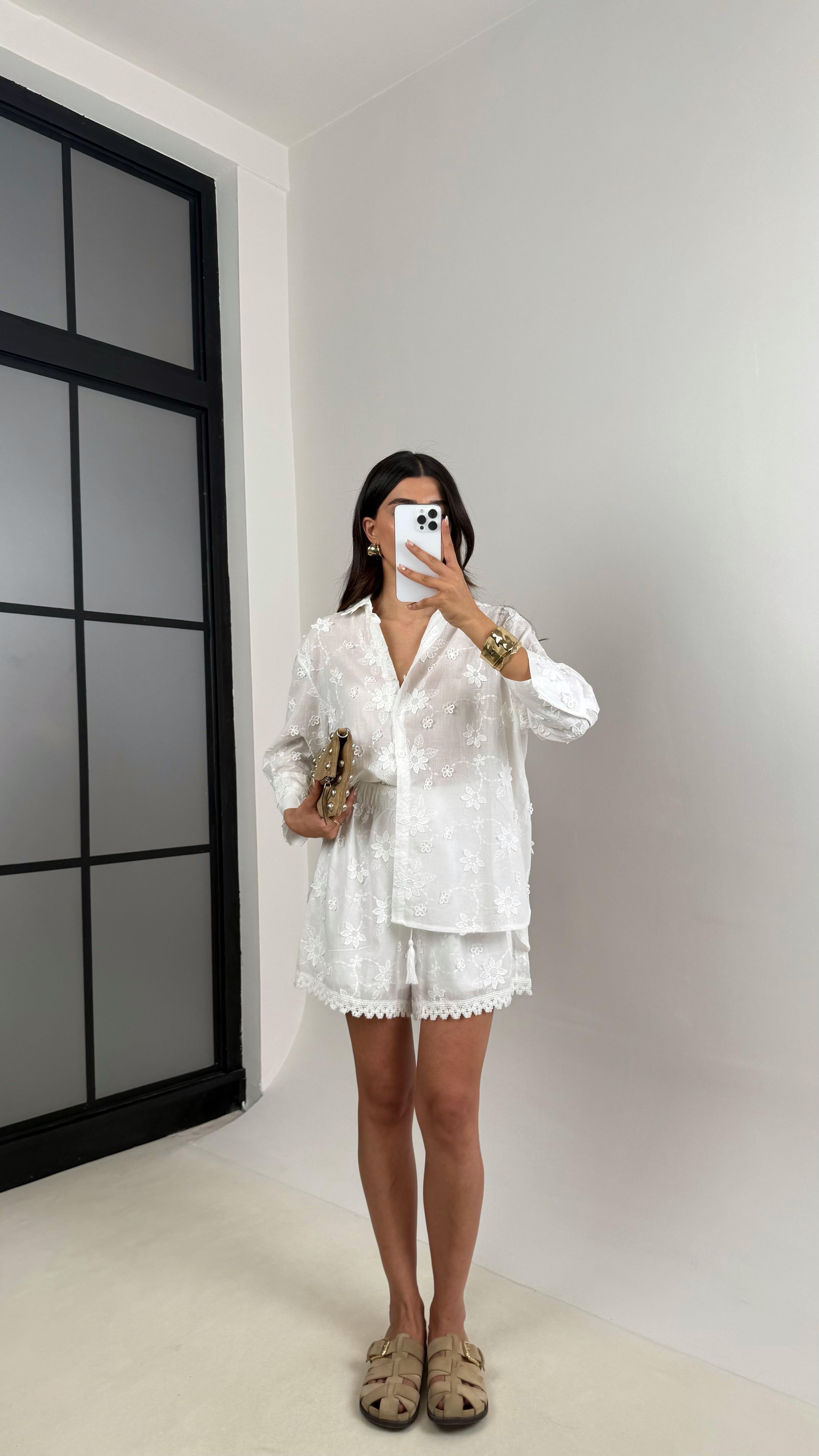 Beyaz Çiçek Nakışlı Gömlek Beli Lastikli Astarlı Şort İthal Kumaş Takım Gaus00533GausTAKIMGU1002247