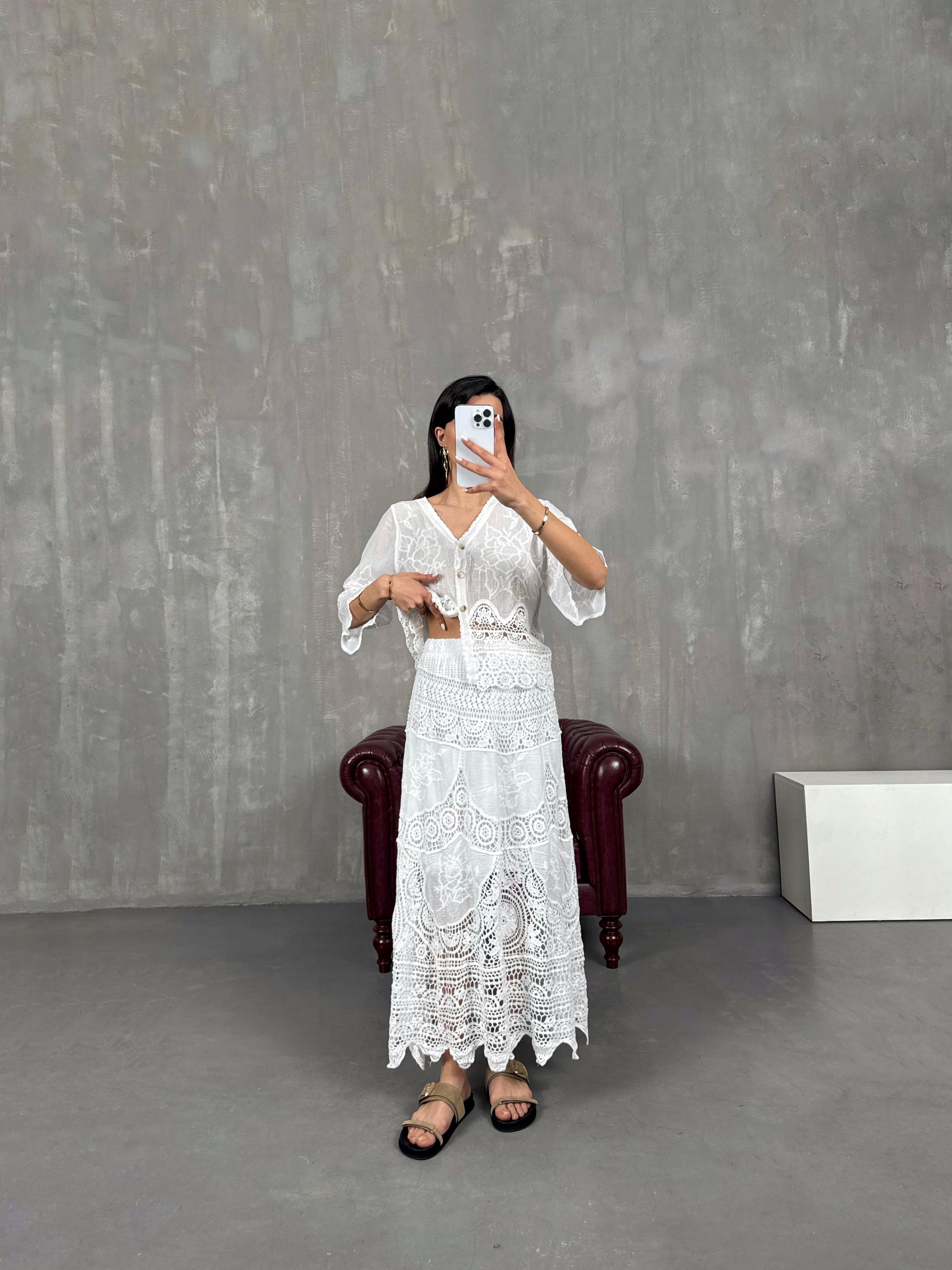 تنورة لون أبيض مبطّنة مزينة بتطريز فيستو ومزخرفة بالدانتيل Gaus00059