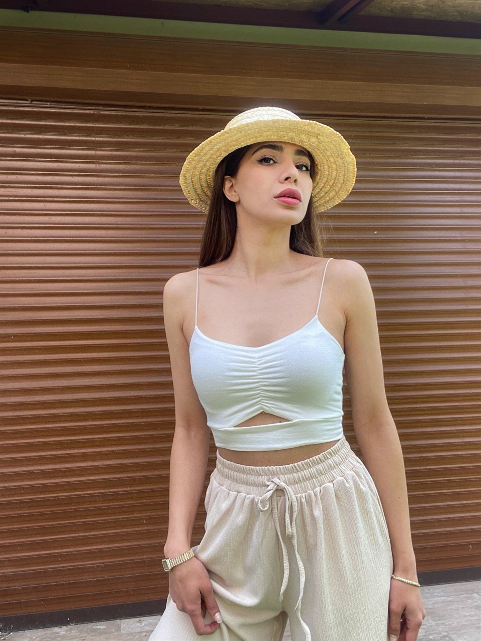 Beyaz İp Askılı Dekolteli Crop